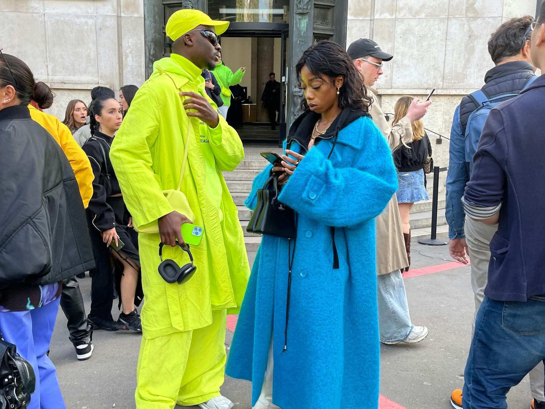 Weite Gewänder vor dem Palais de Tokyo.