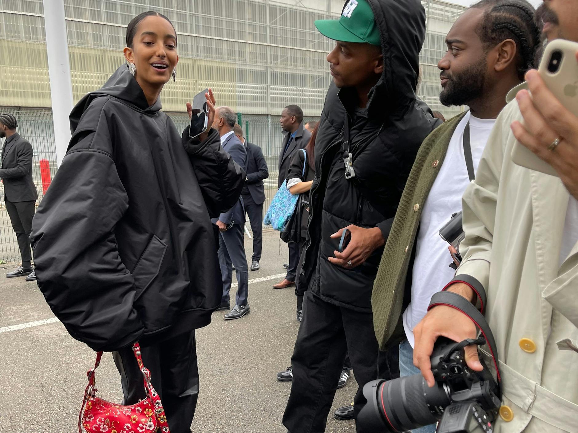 Kurzer Style-Check vor der Balenciaga-Show: Model Mona Togaard aus Dänemark.