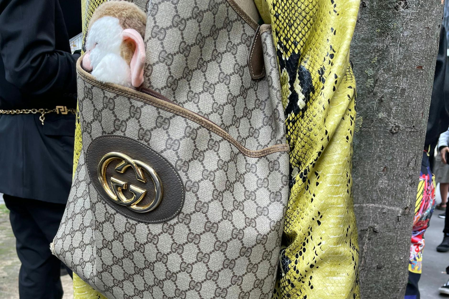 Eine Fotografin probt schon mal den Gremlin-Look der neuen Gucci-Kollektion, die gerade in Mailand zu sehen war. 