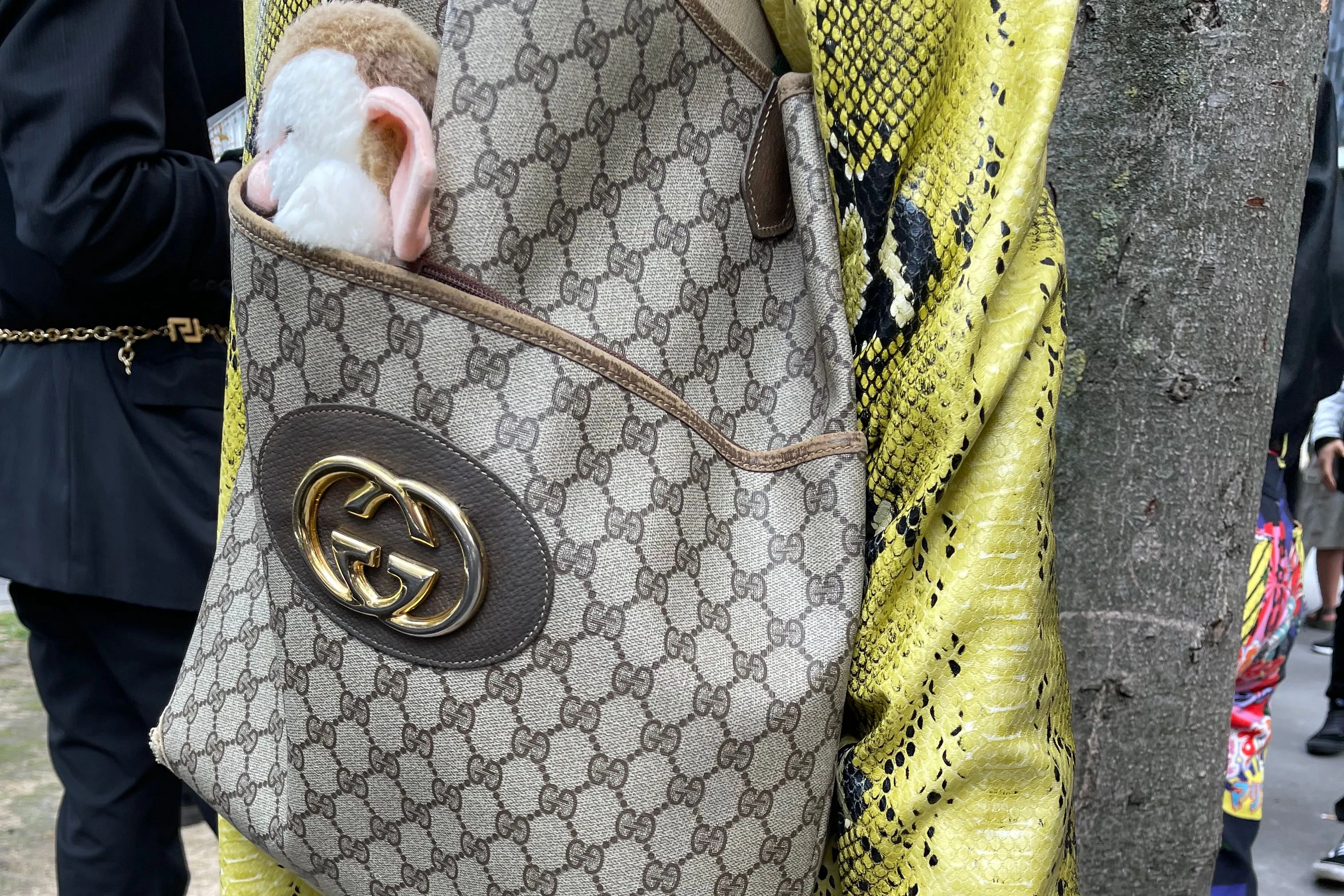 Eine Fotografin probt schon mal den Gremlin-Look der neuen Gucci-Kollektion, die gerade in Mailand zu sehen war.&nbsp;
