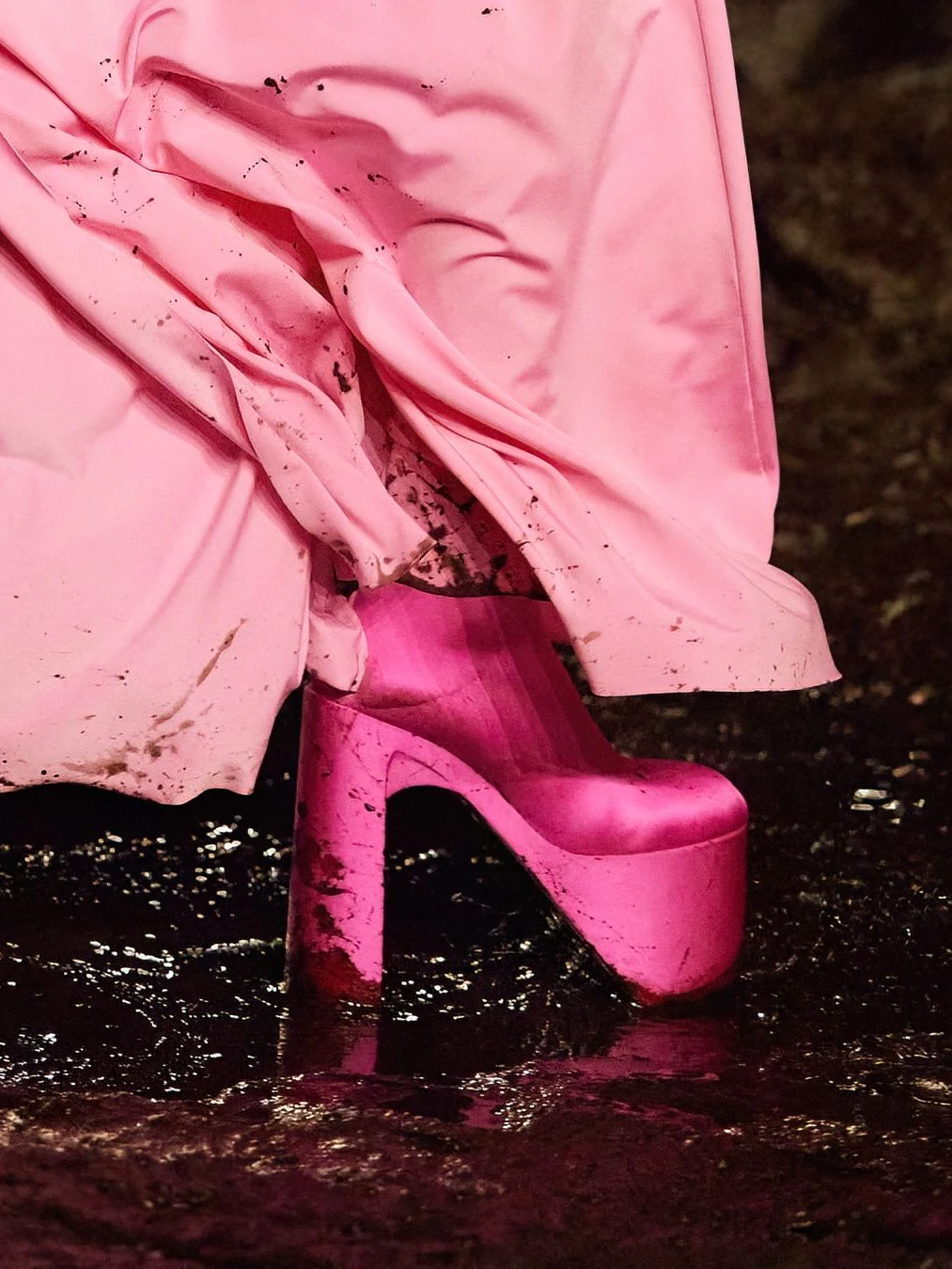 Die beschmutzten Kollektionsteile der Balenciaga-Schlammshow wurden sofort nach der Präsentation in Plastikwannen gesäubert.