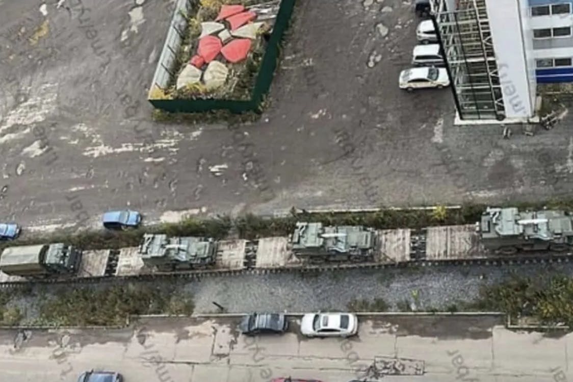 Medienberichten zufolge zeigt dieser Screenshot aus einem Video, dass Wladimir Putin einen Atom-Zug in Richtung Ukraine losgeschickt hat.