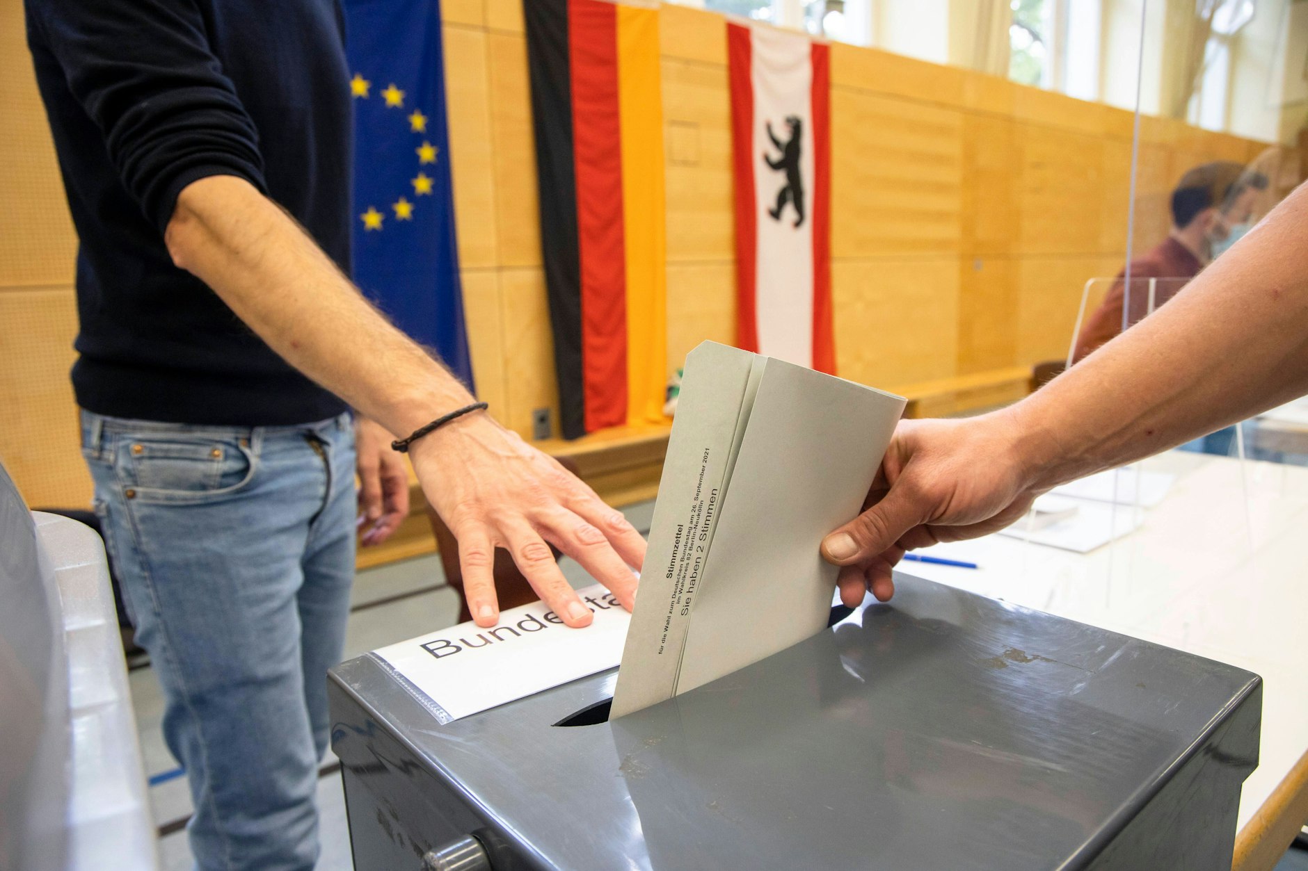 Einwurf der Stimmlzettel in eine Wahlurne in Berlin am 26. September 2021.