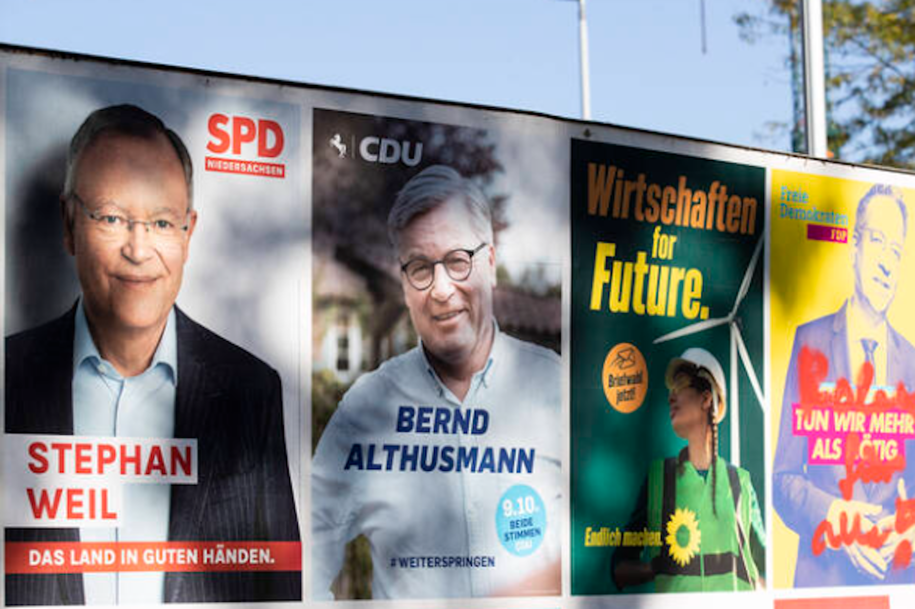 Wahlplakate auf einer Straße in Hannover: Bei der Niedersachsen-Wahl gibt es ein Kopf-an-Kopf-Rennen zwischen dem jetzigen Ministerpräsidenten Stephan Weil (SPD) und Bernd Althusmann (CDU).