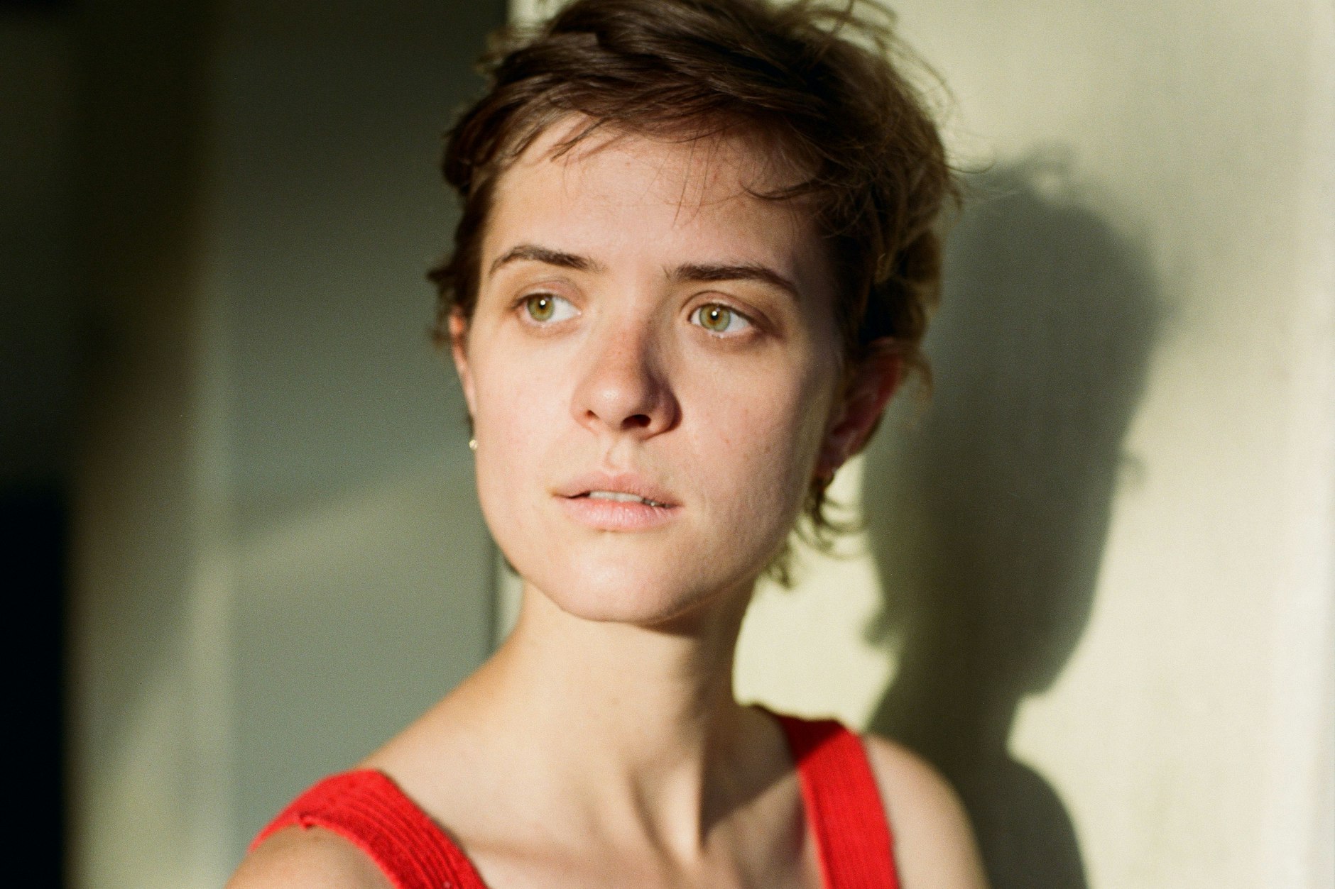 Auch mit Pixie Cut unverkennbar: Die Schauspielerin Liv Lisa Fries.