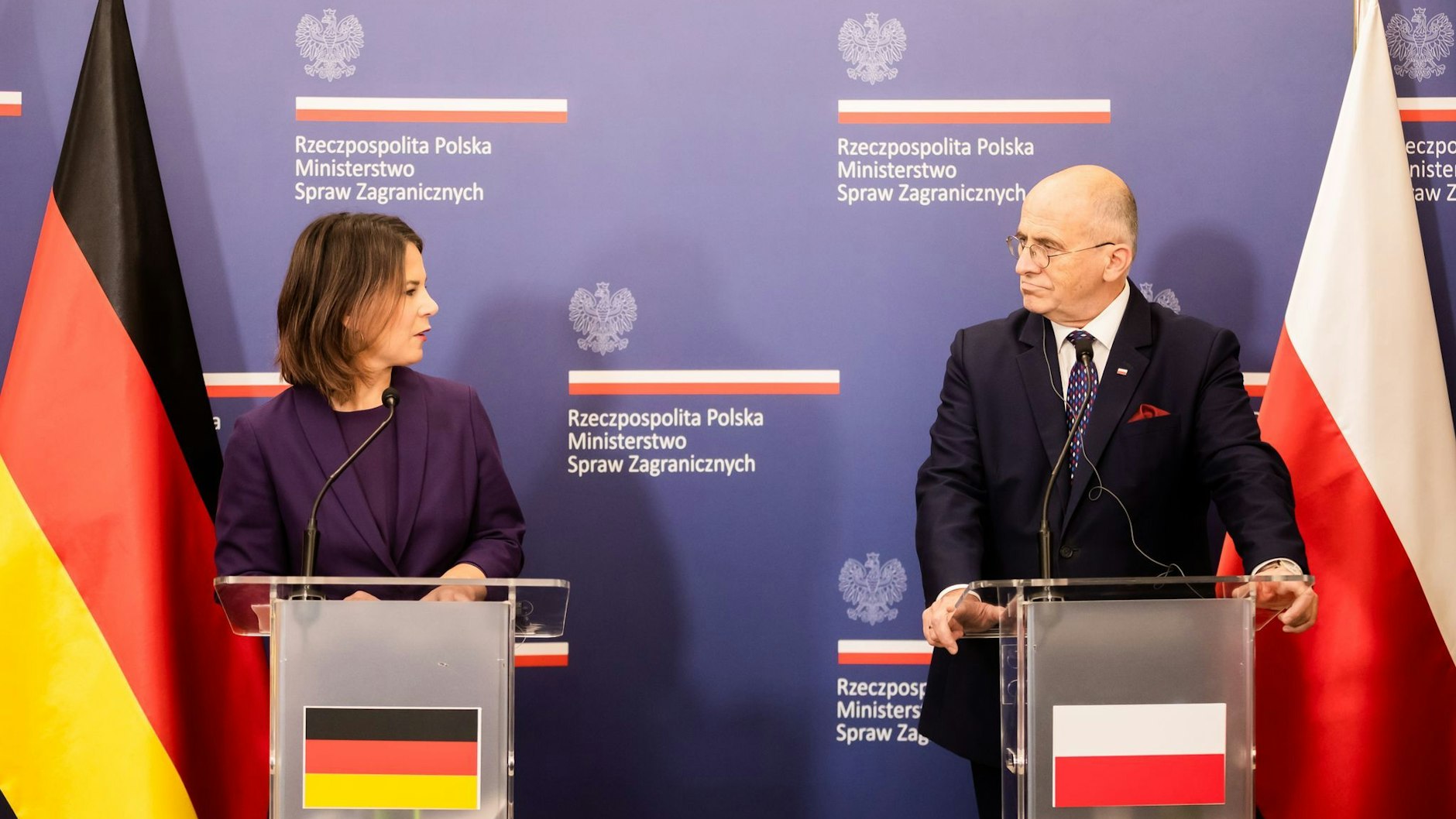 Außenministerin Annalena Baerbock mit ihrem polnischen Amtskollegen Zbigniew Rau bei der gemeinsamen Pressekonferenz in Warschau