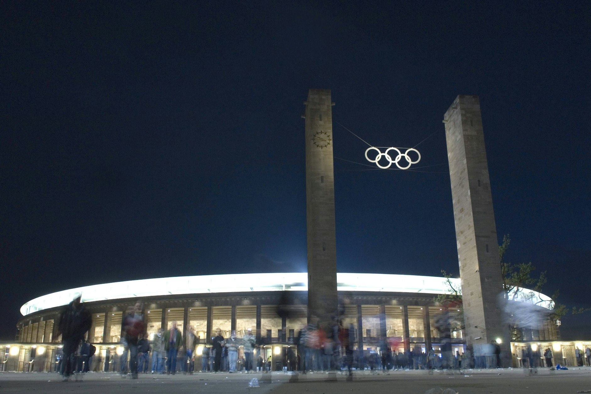 Das Berliner Olympiastadion bei Nacht.