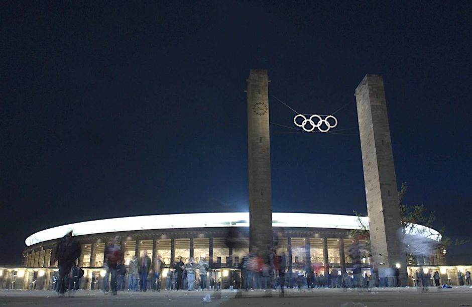 Das Berliner Olympiastadion bei Nacht.