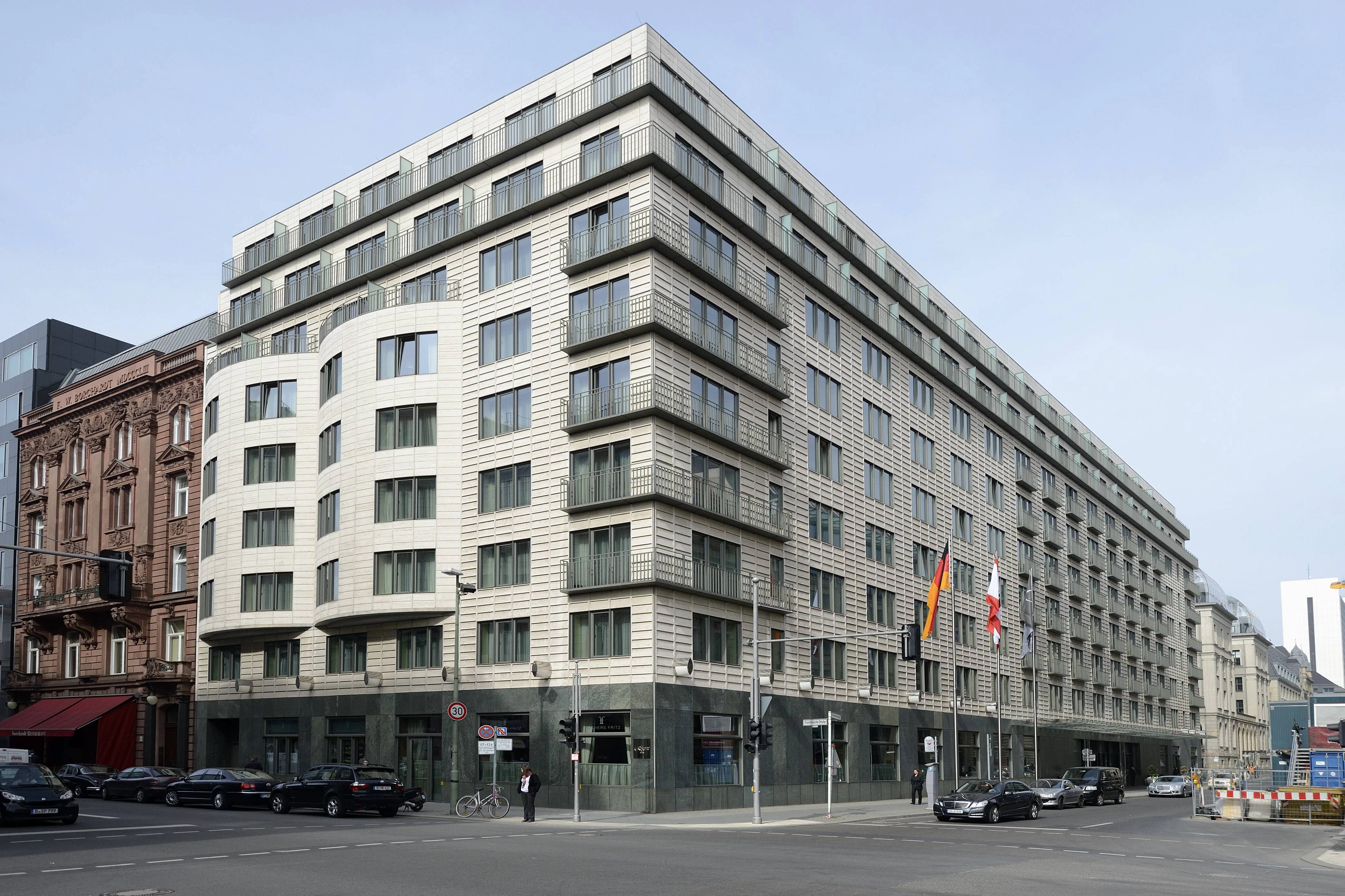 Wer schläft hier? Das Hotel Regent Berlin strahlt auch von außen kompromisslose Diskretion aus.