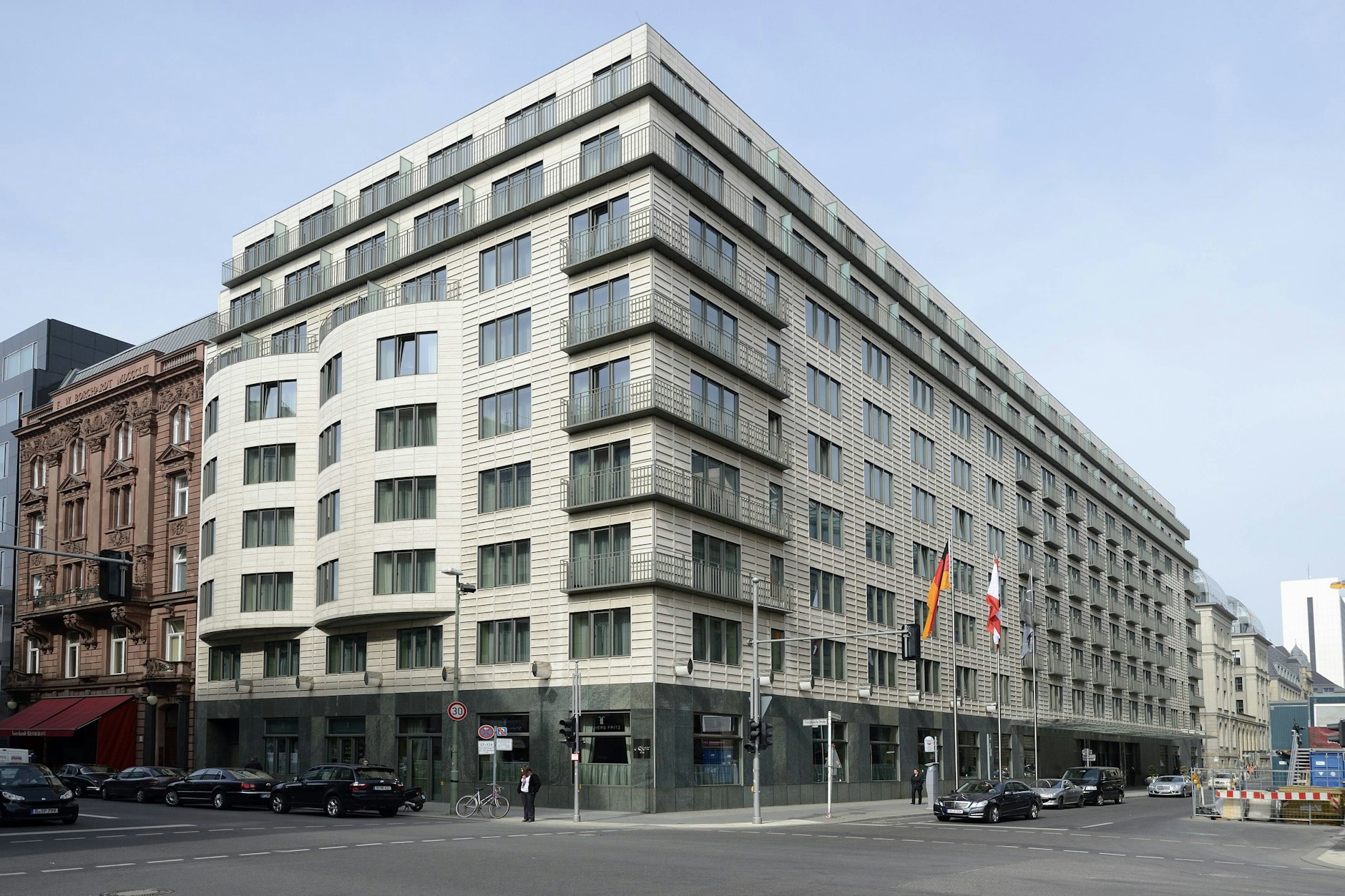 Wer schläft hier? Das Hotel Regent Berlin strahlt auch von außen kompromisslose Diskretion aus.