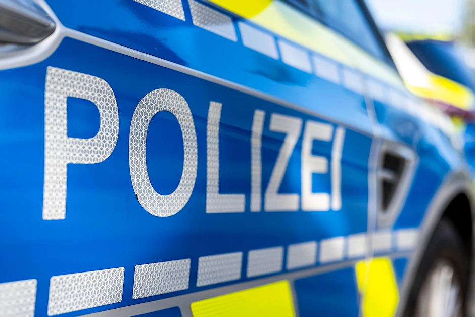 ILLUSTRATION - An der Tür eines Streifenwagens steht der Schriftzug «Polizei».  