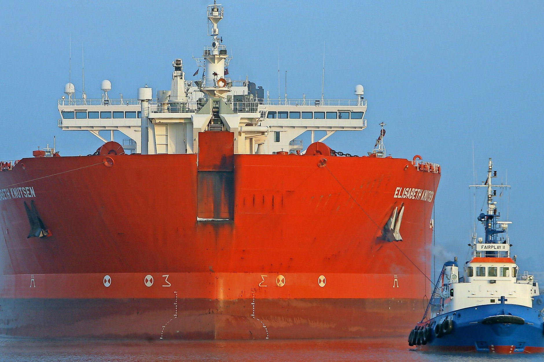 Die Archivaufnahme zeigt den Öltanker Elisabeth Knutsen, der mit 80.000 Tonnen Rohöl aus Russland im Seehafen Rostock einläuft.