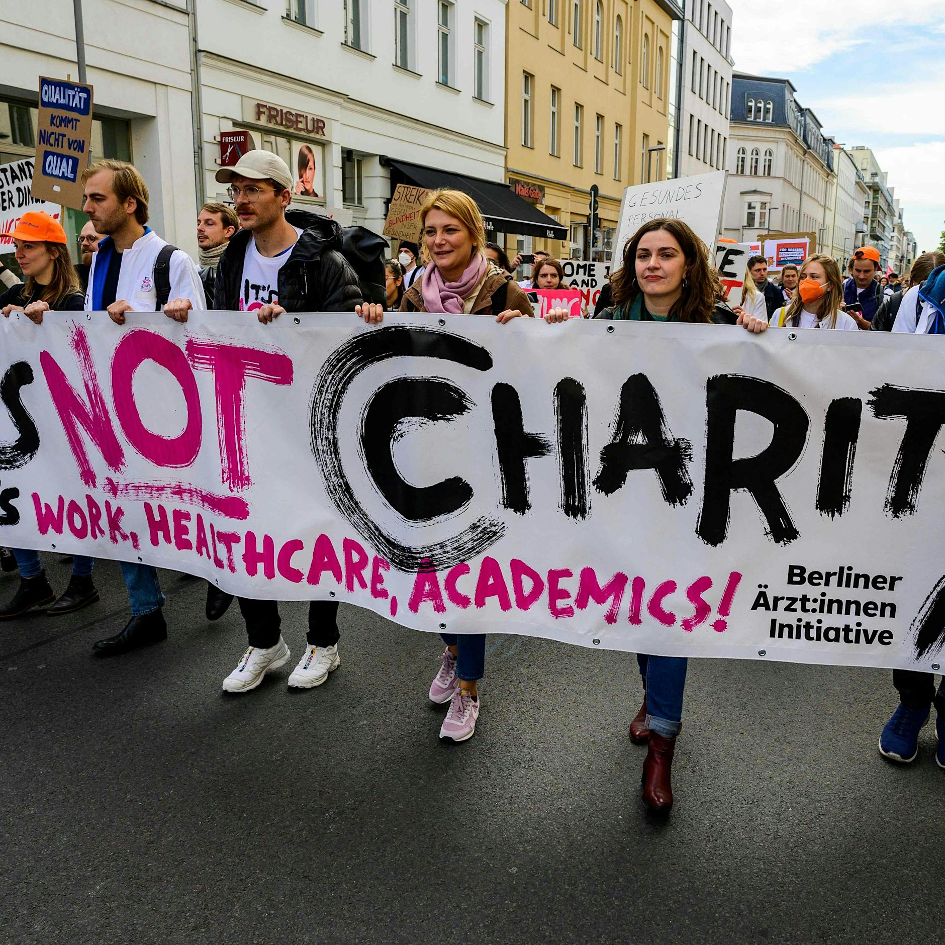 Charité-Ärzte streiken am Mittwoch – mehrere Hundert Mediziner legen Stethoskop und Skalpell beiseite – wir sind am Limit, so die Message