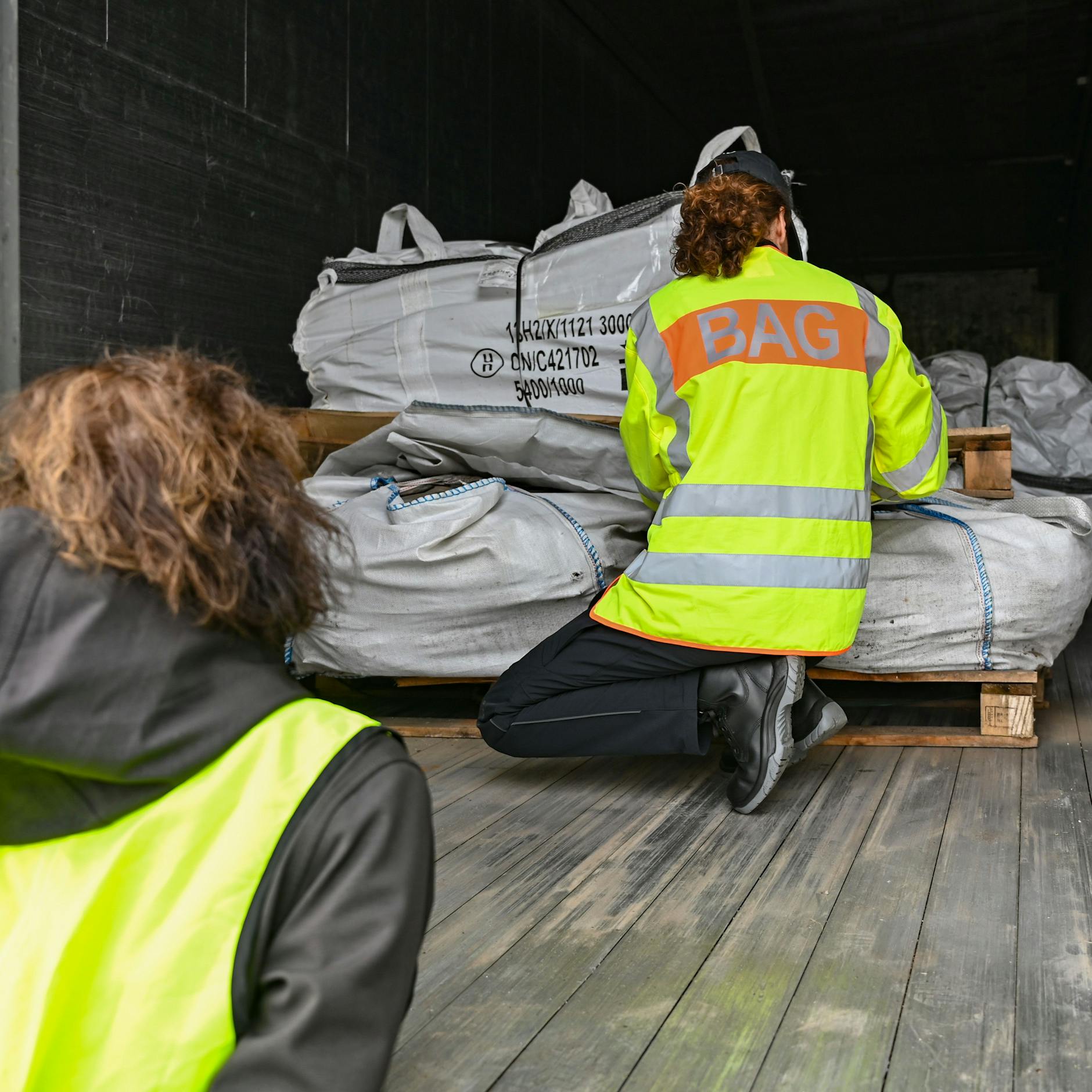 Ein Lkw der Müll und Abfälle geladen hat, wird von Behörden bei einer grenzüberschreitenden Abfallkontrolle auf einem Rastplatz nahe der Autobahn A12 kontrolliert. Es gibt immer wieder gravierende Verstöße, etwa mit Elektro-Altgeräten, Kfz-Bauteilen sowie Kunststoffgemischen. 