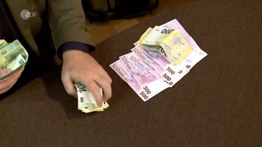 Für unfassbare 6700 Euro geht die Hochzeitskiste bei „Bares für Rares“ über den Händlertisch.