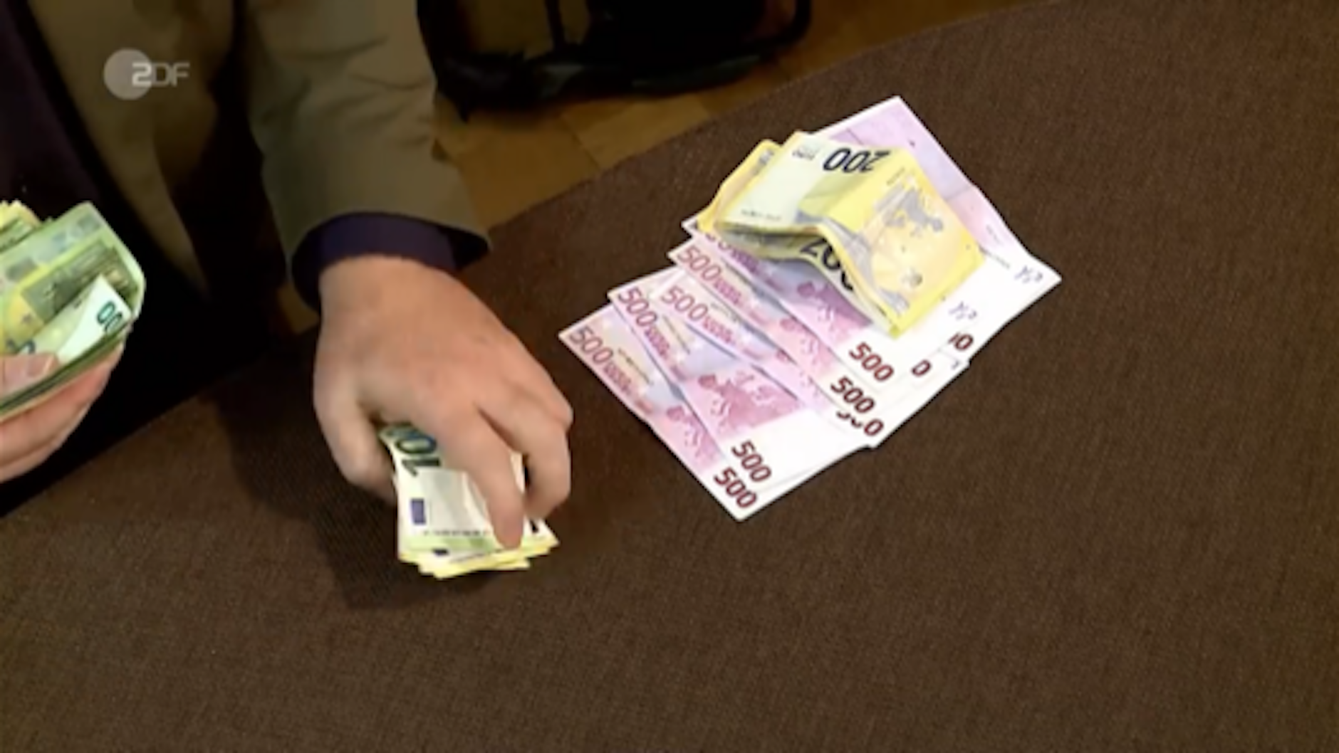 Für unfassbare 6700 Euro geht die Hochzeitskiste bei „Bares für Rares“ über den Händlertisch.