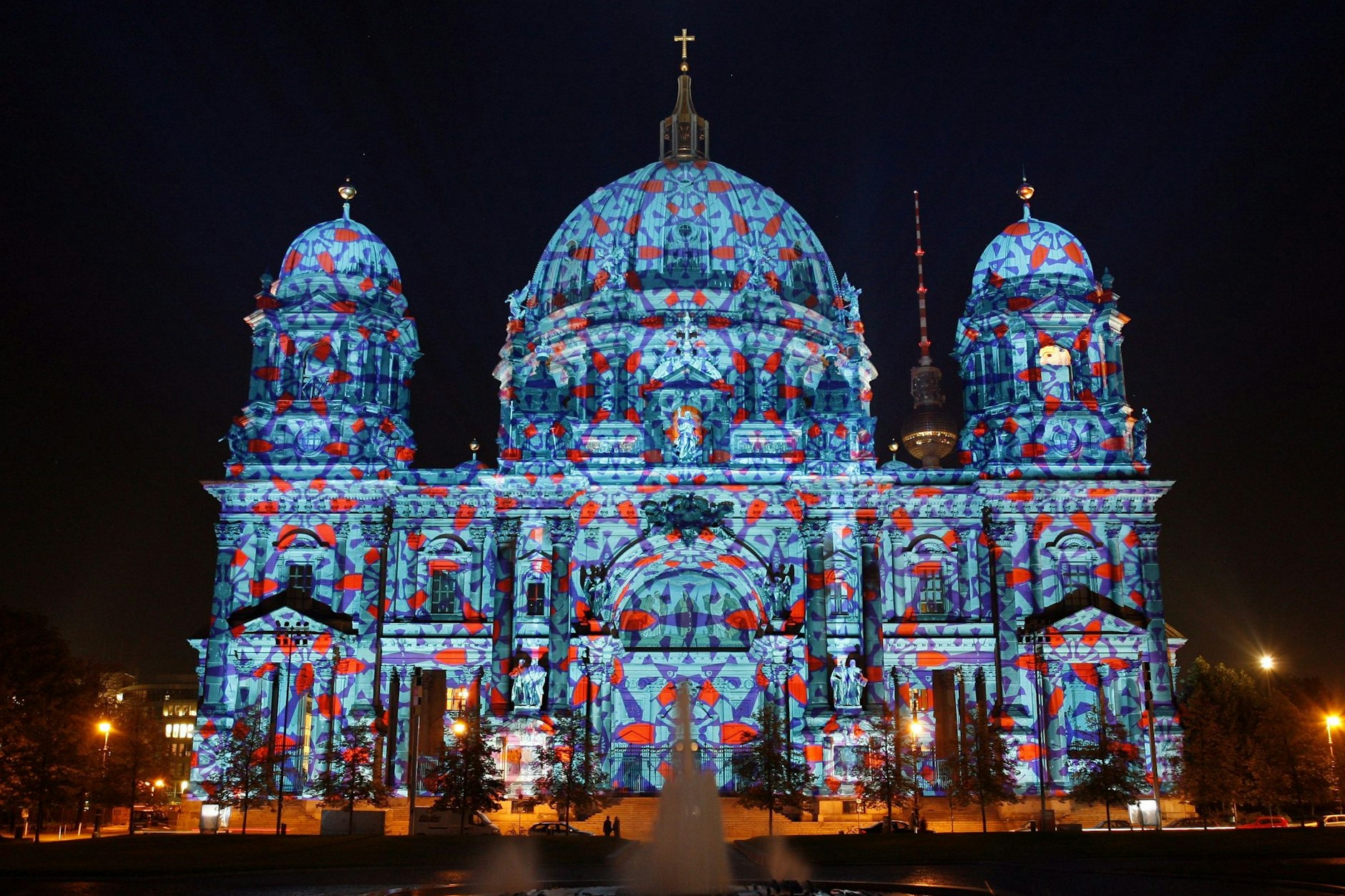 Der Berliner Dom wird während des „Festival of Lights“ in verschiedenen Farben beleuchtet.