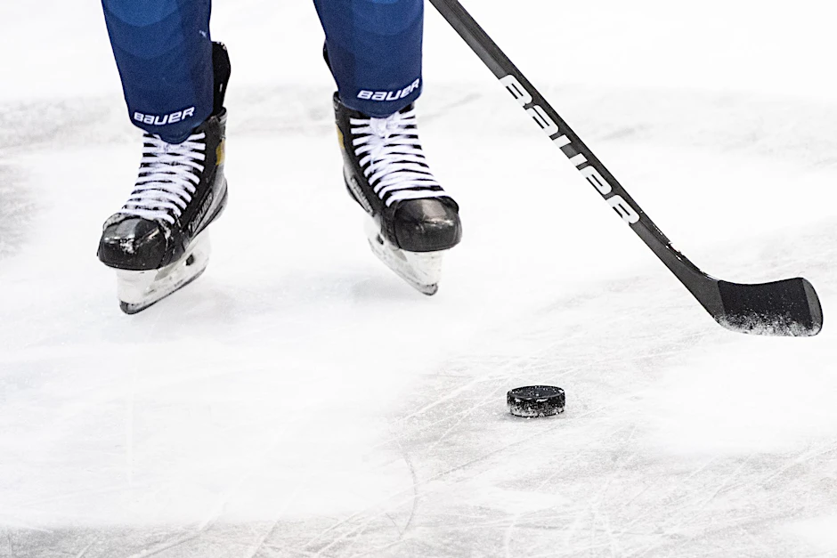 ARCHIV - Ein Eishockeyspieler spielt den Puck.  