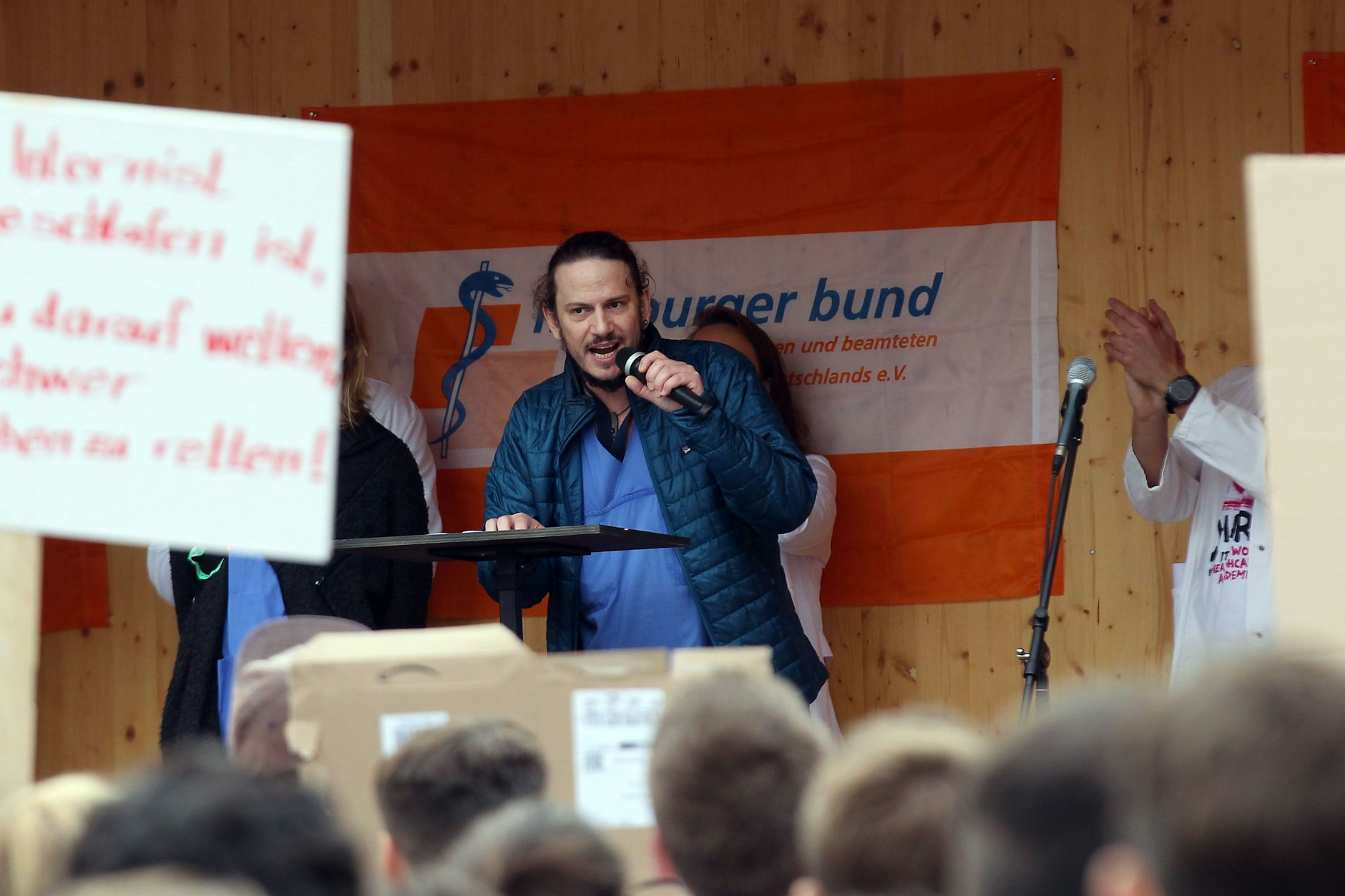 Intensivmediziner Tim Arnold spricht zu den Demonstranten auf dem Campus Mitte.