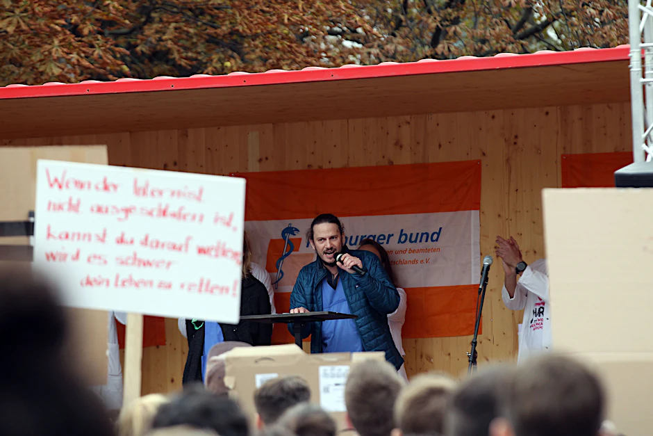 Intensivmediziner Tim Arnold spricht zu den Demonstranten auf dem Campus Mitte.