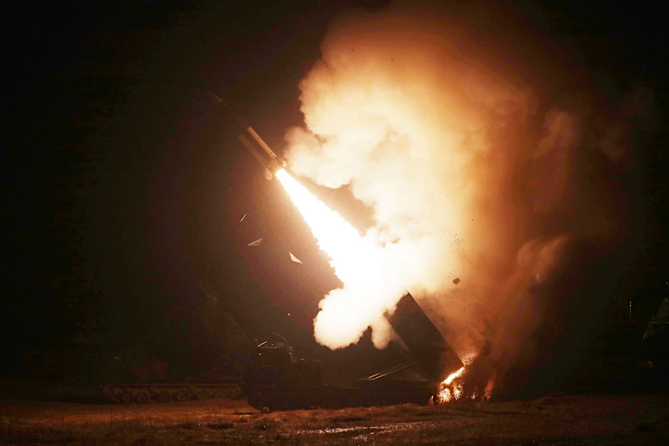 HANDOUT - Eine Rakete wird während einer gemeinsamen Militärübung zwischen den USA und Südkorea abgefeuert.  inistry/AP/dpa