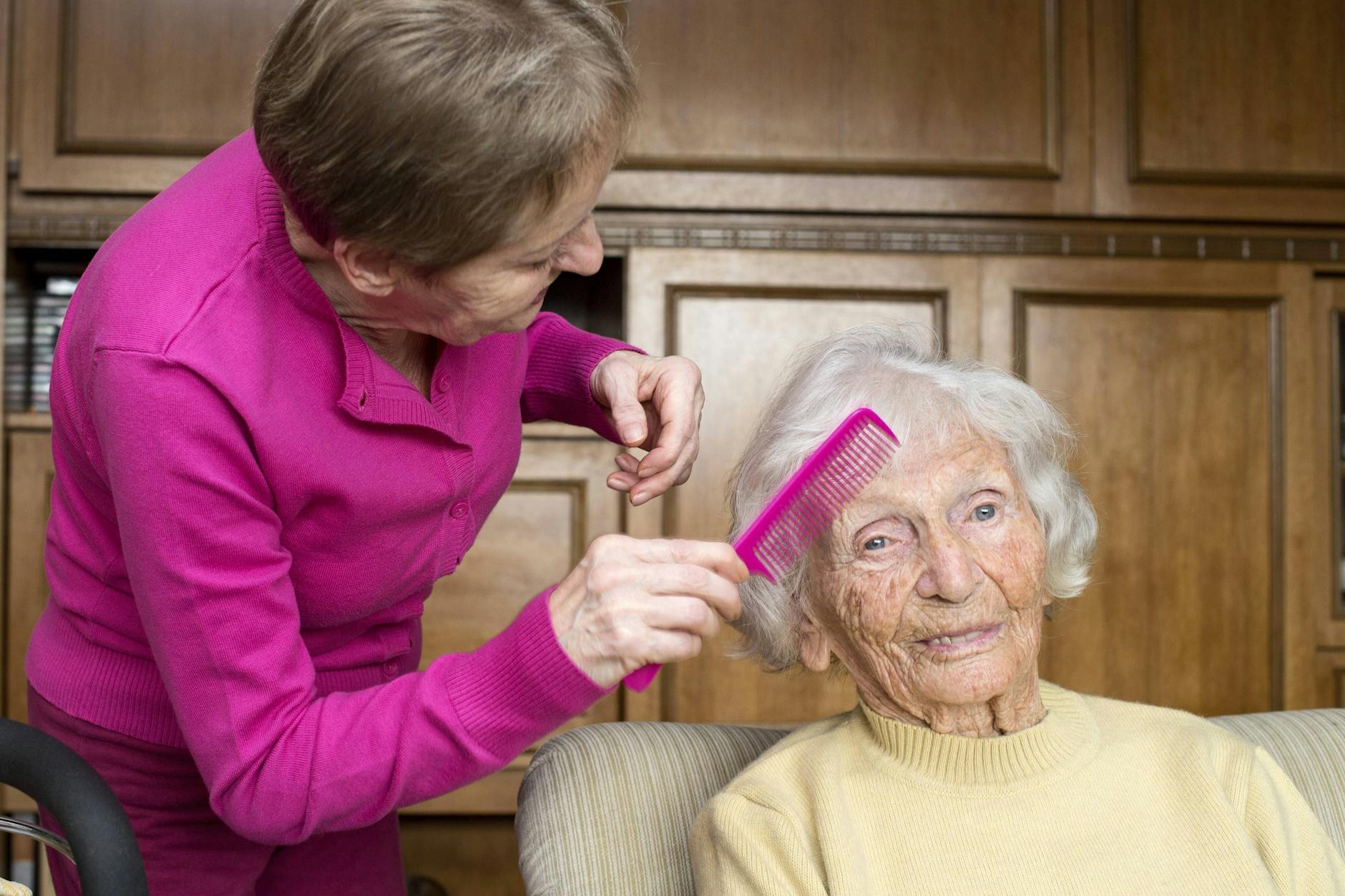 Ambulante Pflege übernimmt vielfältige Aufgaben. Von der Körperpflege bis zum Wundverband. 
