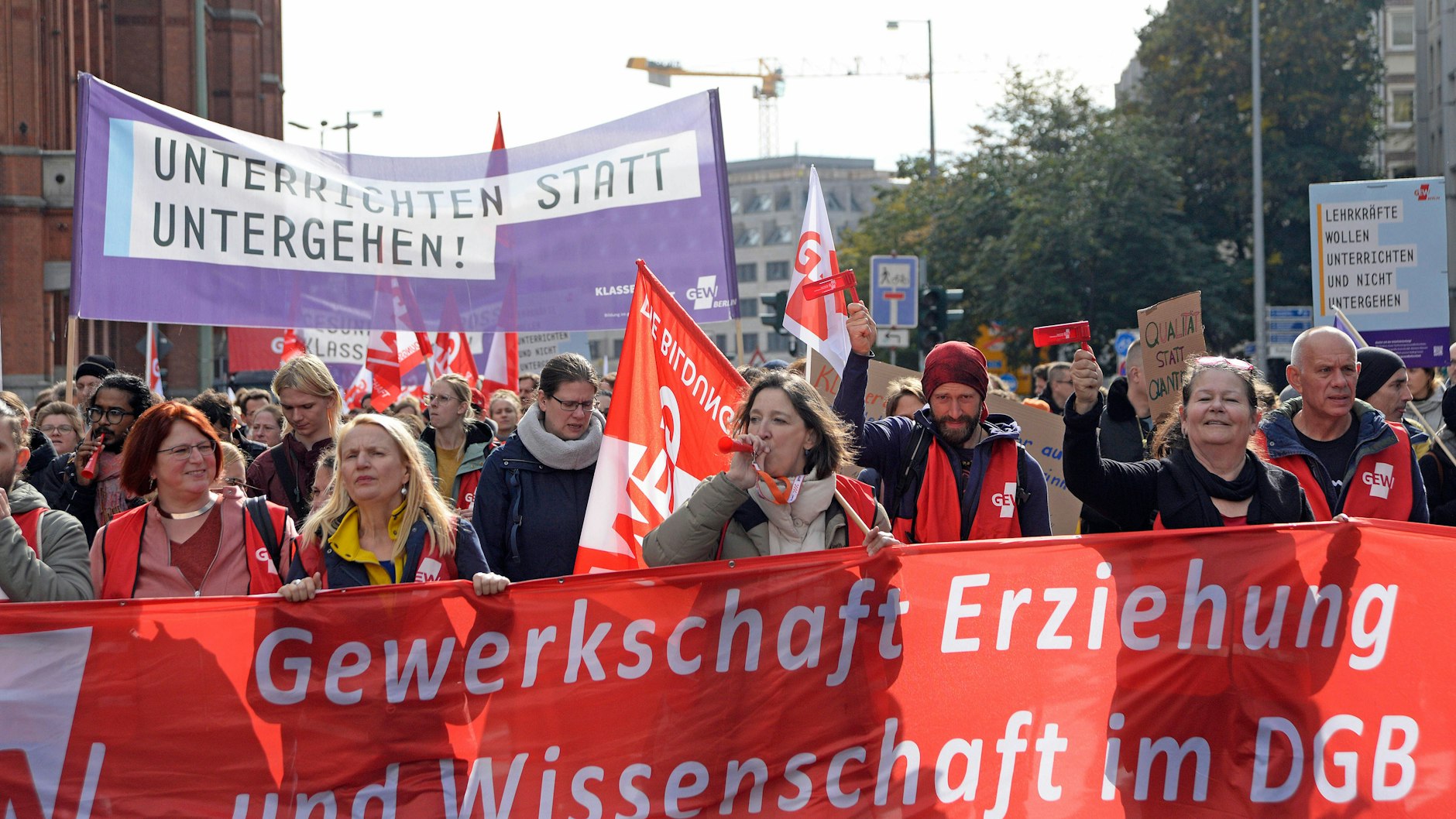 Die GEW rief Ende September zum Lehrerstreik in Berlin auf.&nbsp; Bei der Abschlusskundgebung vor dem Roten Rathaus halten Lehrer das Plakat Unterrichten statt untergehen hoch.&nbsp;