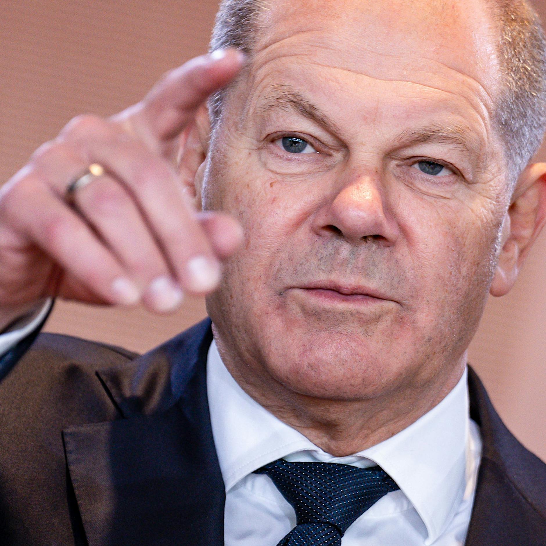 „Bomben- und Raketenterror“: Scholz wirft Russland Kriegsverbrechen vor