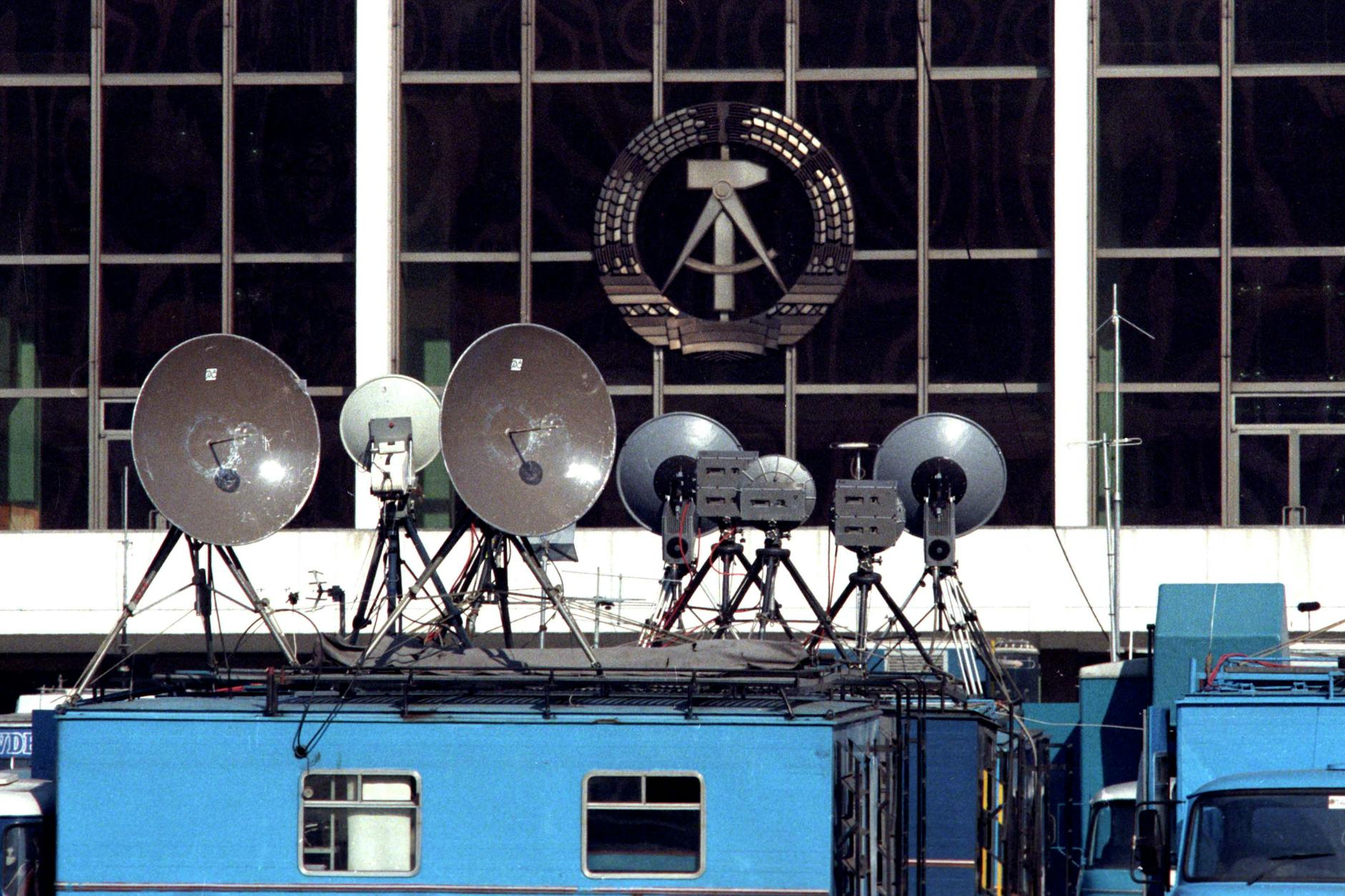 Zur ersten freien Wahl der Volkskammer in der DDR steht die Übertragungstechnik von Fernsehstationen aus aller Welt auf dem Marx-Engels-Platz (Schlossplatz) in Berlin (Ost) vor dem Palast der Republik. Rund vier Monate nach dem Mauerfall wird am 18. März 1990 die Volkskammer erstmals frei gewählt.