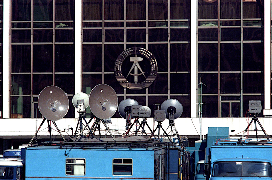 Zur ersten freien Wahl der Volkskammer in der DDR steht die Übertragungstechnik von Fernsehstationen aus aller Welt auf dem Marx-Engels-Platz (Schlossplatz) in Berlin (Ost) vor dem Palast der Republik. Rund vier Monate nach dem Mauerfall wird am 18. März 1990 die Volkskammer erstmals frei gewählt.