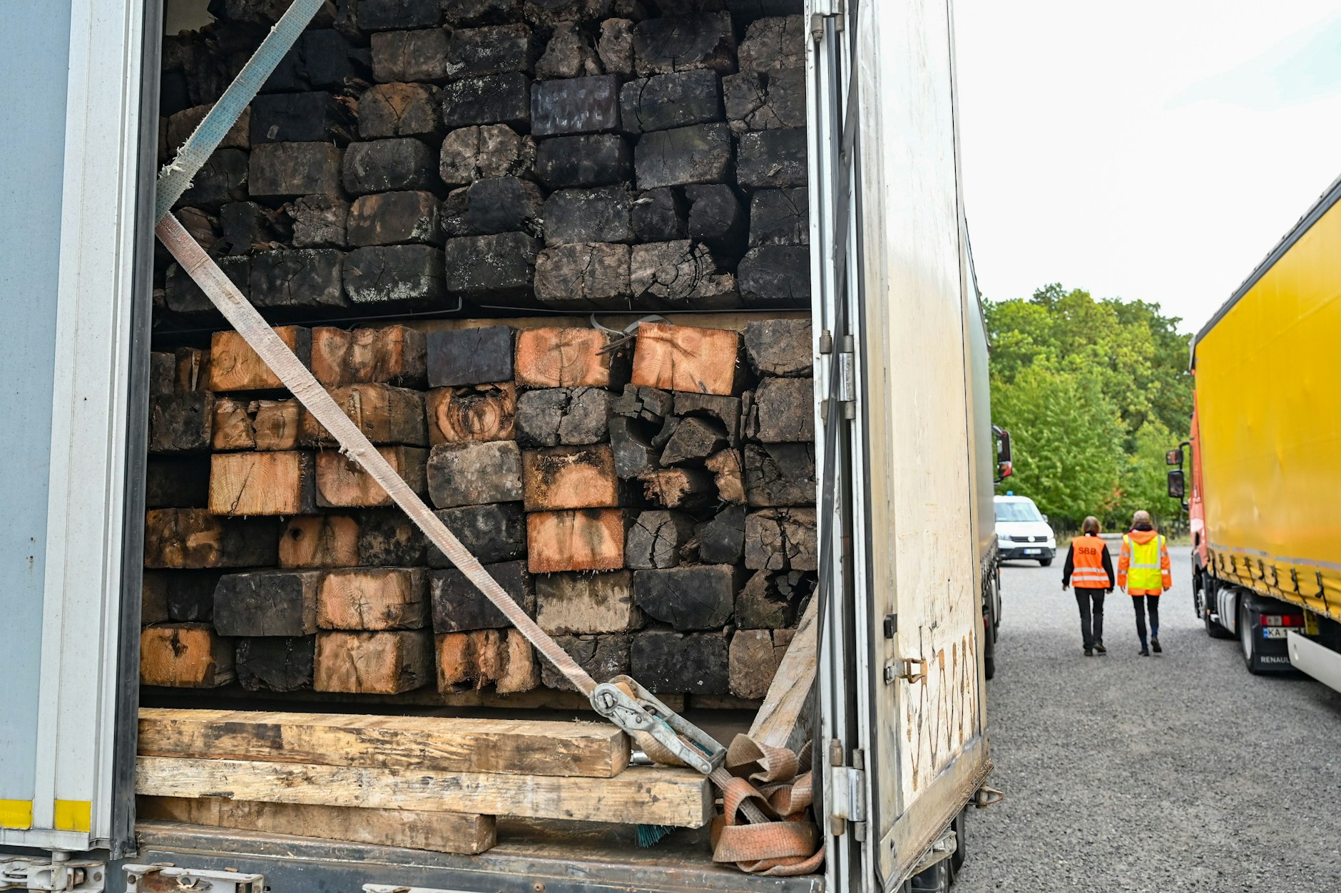 Ein Lkw der Sondermüll in Form von Eisenbahnschwellen geladen hat, wird von Behörden bei einer grenzüberschreitenden Abfallkontrolle auf einem Rastplatz nahe der Autobahn A12 kontrolliert.