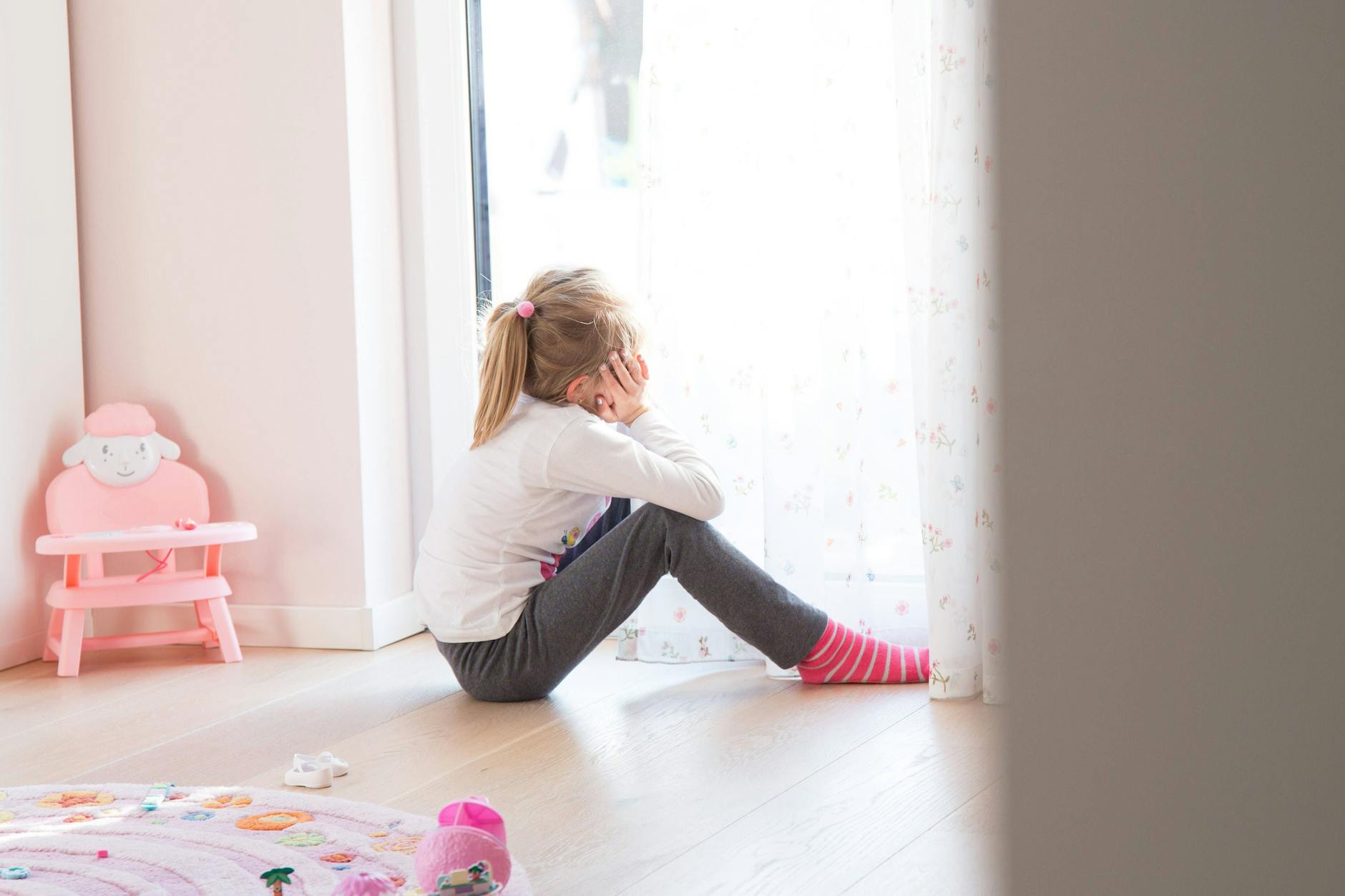Mädchen im Kinderzimmer.