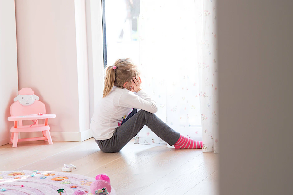 Mädchen im Kinderzimmer.
