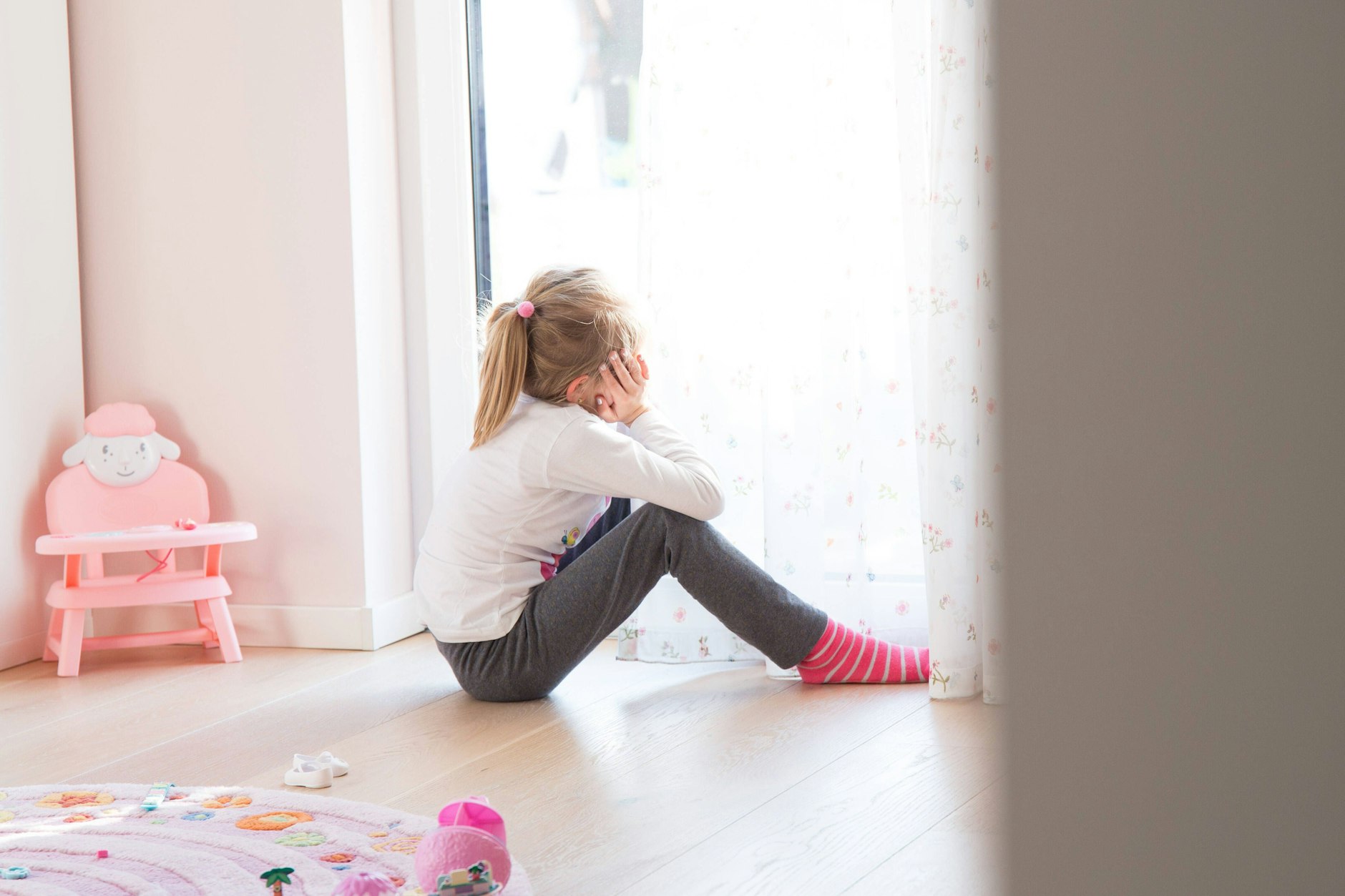Mädchen im Kinderzimmer.