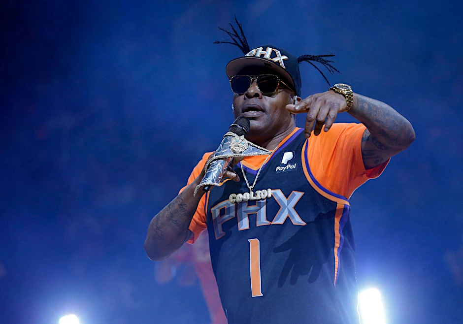 ARCHIV - Coolio tritt in der Halbzeitpause eines NBA-Basketballspiels im US-Bundesstaat Arizona auf.  