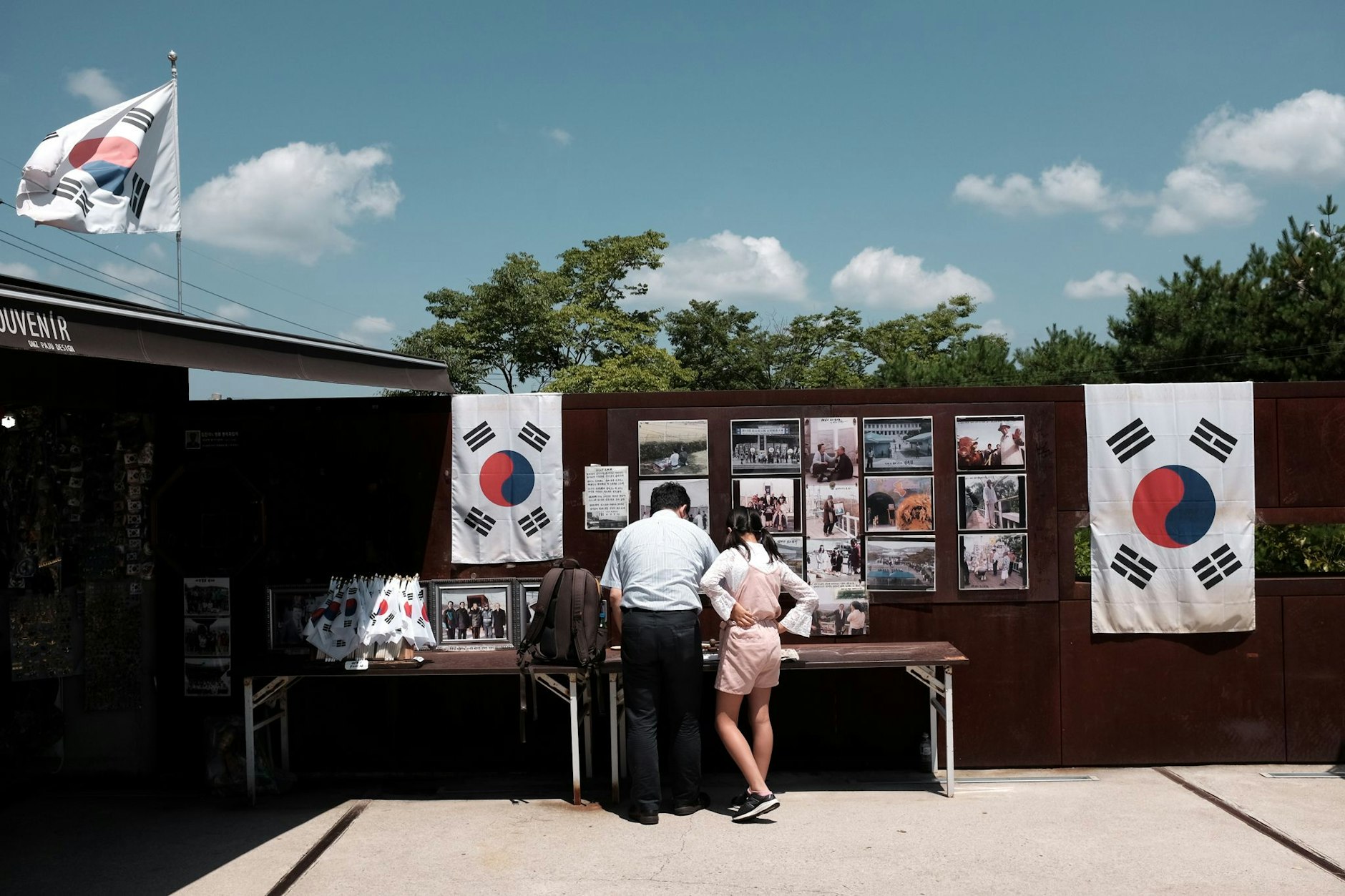 Touristen betrachten Ausstellungstücke.