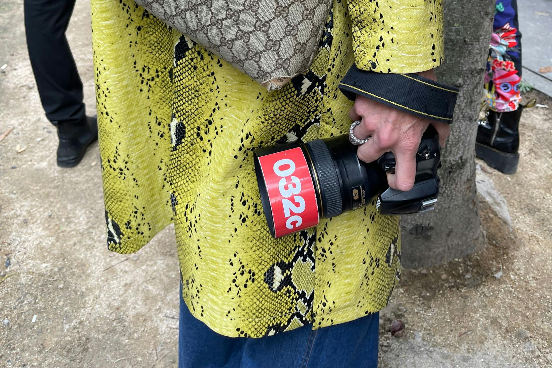 An der Kamera ein Aufkleber des Berliner Labels 032c.