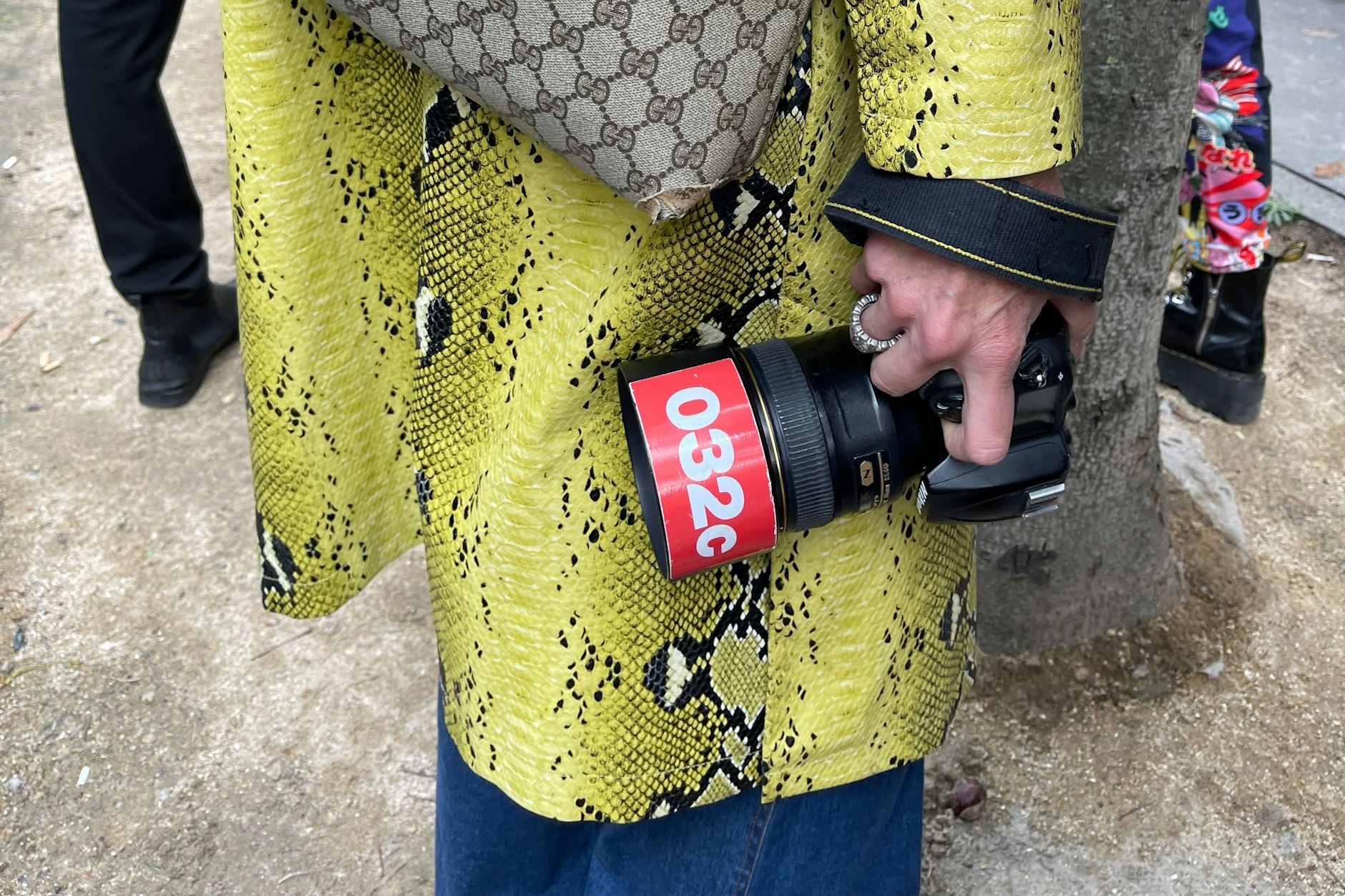 An der Kamera ein Aufkleber des Berliner Labels 032c.