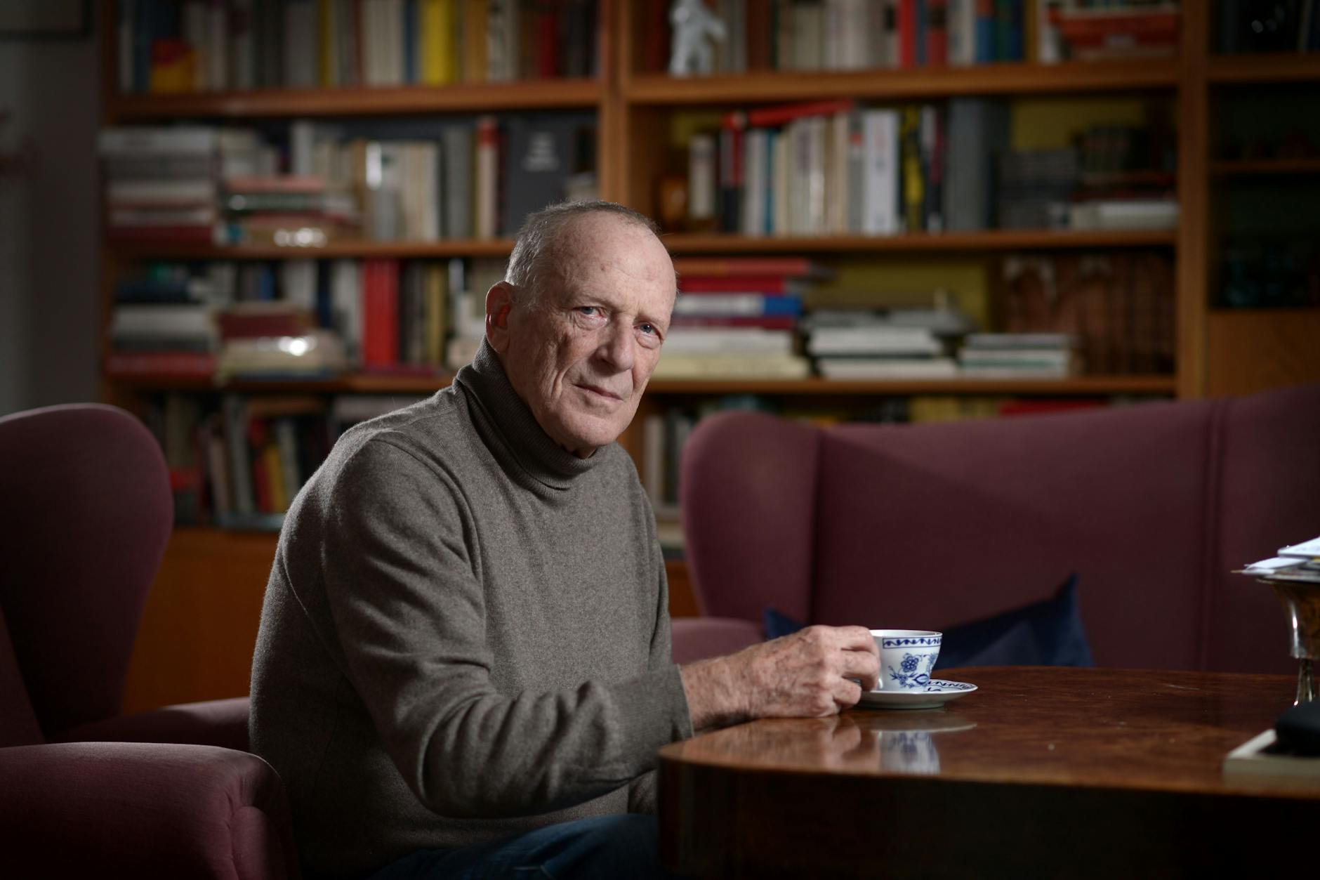 Wolfgang Kohlhaase in seinem Arbeitszimmer. 