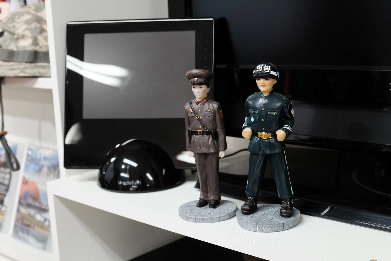 Niedlicher Schrecken: Figürchen der nord- (links) und südkoreanischen Grenztruppen in einem Regierungsbüro in Seoul.  
              
              