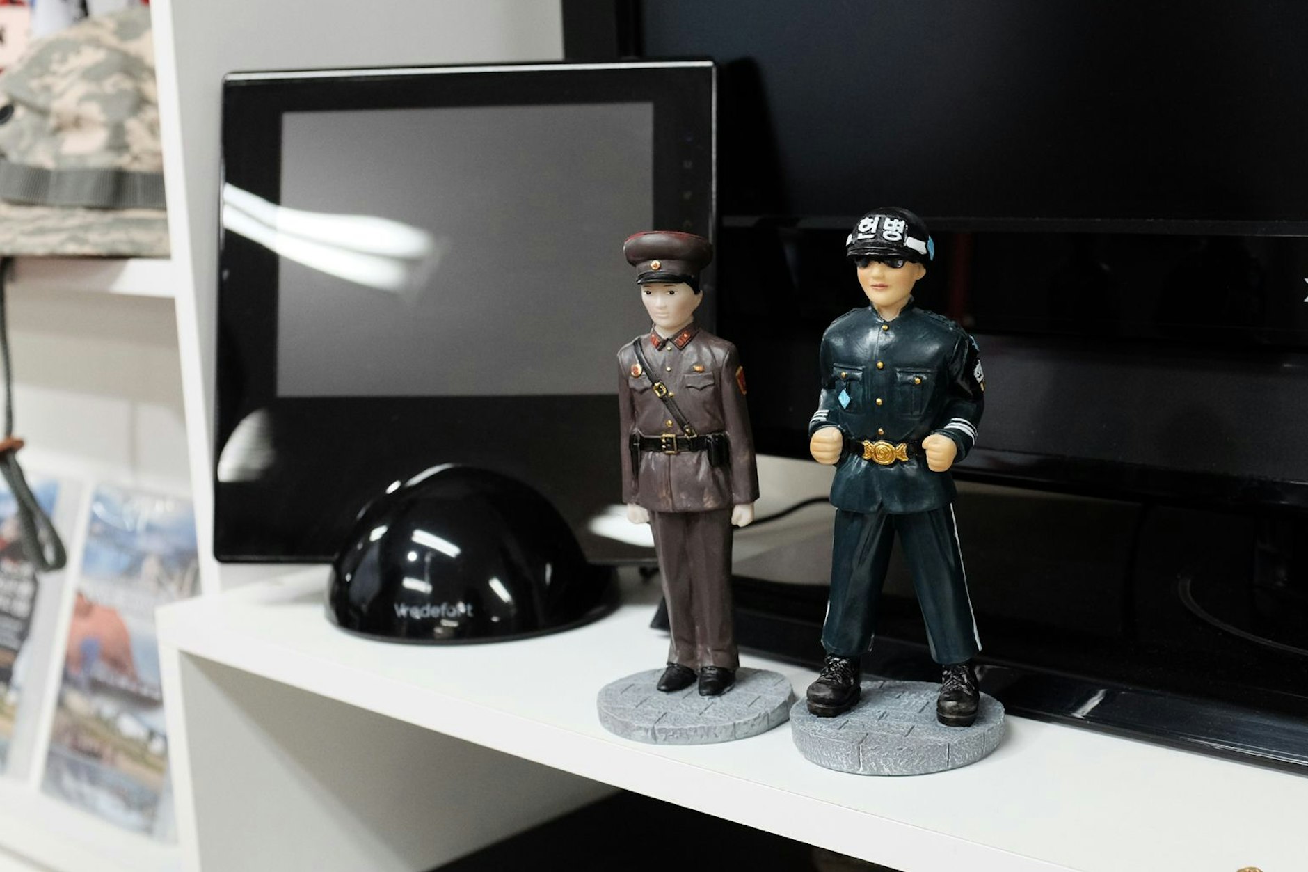 Niedlicher Schrecken: Figürchen der nord- (links) und südkoreanischen Grenztruppen in einem Regierungsbüro in Seoul.  

