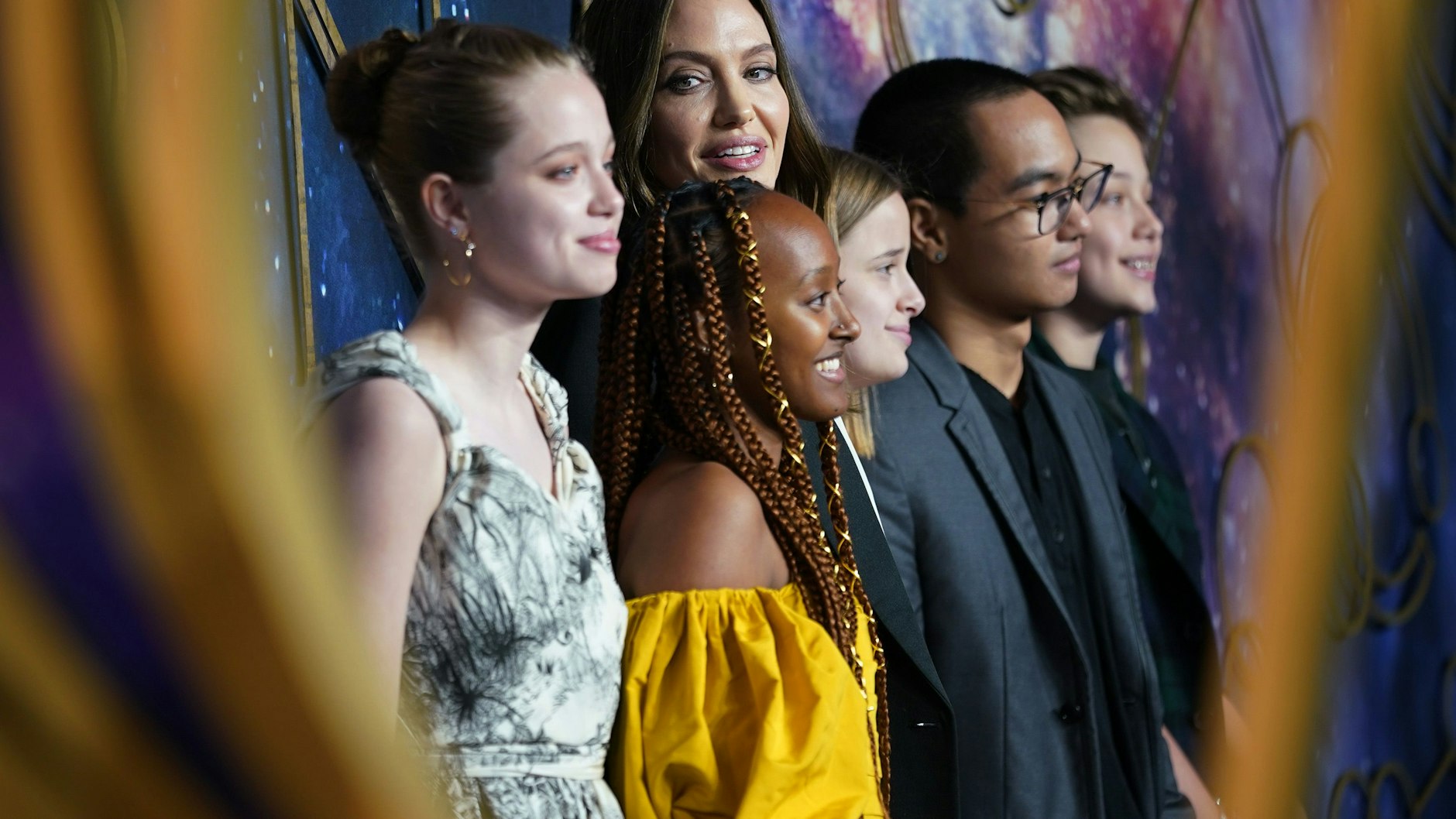 Angelina Jolie mit ihren Kindern Shiloh, Zahara, Vivienne, Maddox und Knox (v. l.) bei einer Filmpremiere.