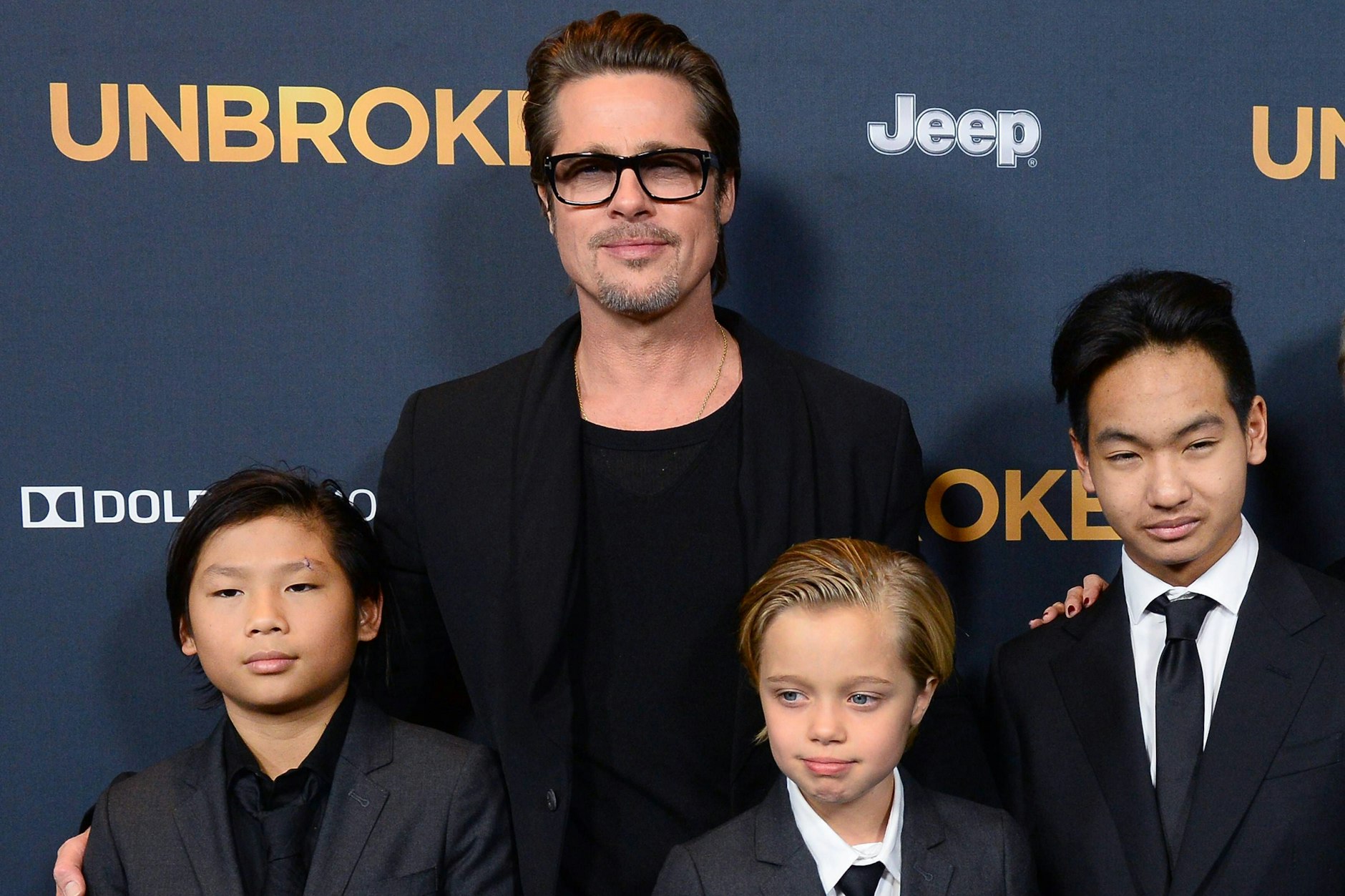 Brad Pitt soll während eines Streits mit Angelina Jolie in einem Privatflugzeug eines seiner Kinder ins Gesicht geschlagen und ein anderes gewürgt haben
