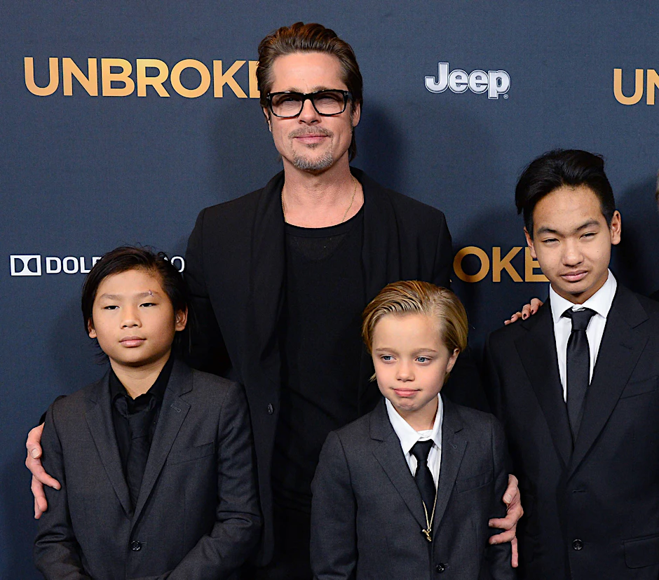 Brad Pitt soll während eines Streits mit Angelina Jolie in einem Privatflugzeug eines seiner Kinder ins Gesicht geschlagen und ein anderes gewürgt haben