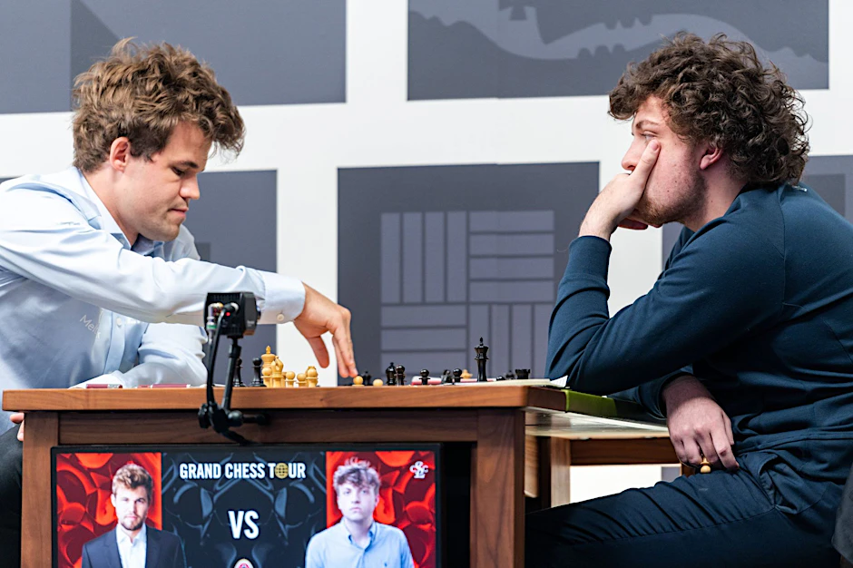 Magnus Carlsen (l) und Hans Niemann beim Schach-Duell.   Club/dpa