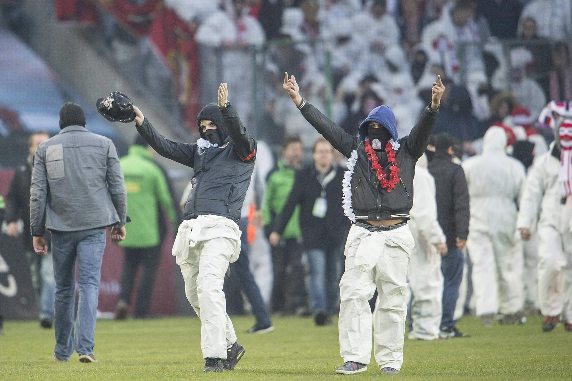 Bilder, die man nicht mehr sehen will: 2015 stürmten vermummte Köln-Chaoten das Spielfeld in Gladbach, sorgten beinahe für einen Abbruch des Rheinderbys.