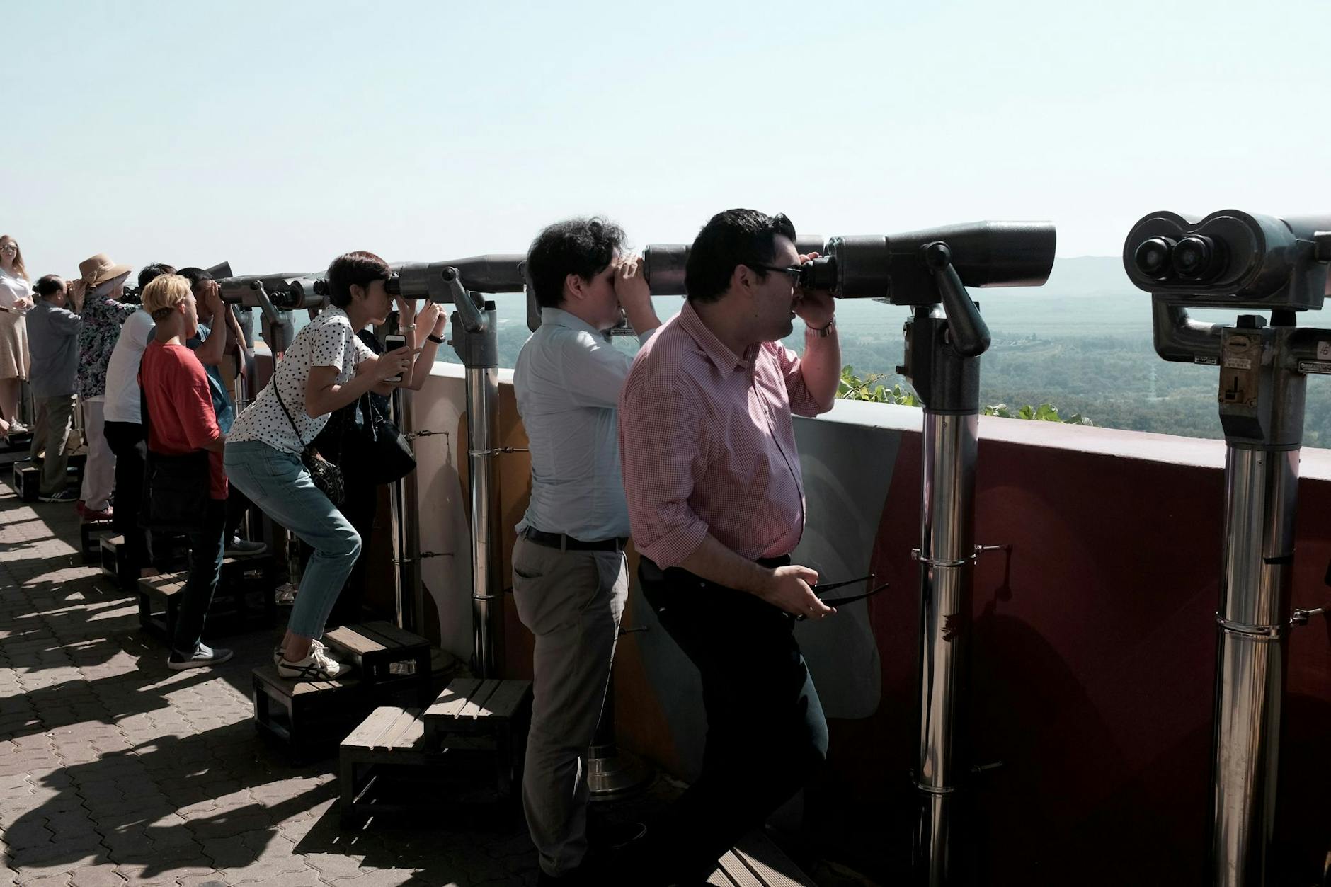 Touristen schauen durch Ferngläser Richtung Nordkorea.