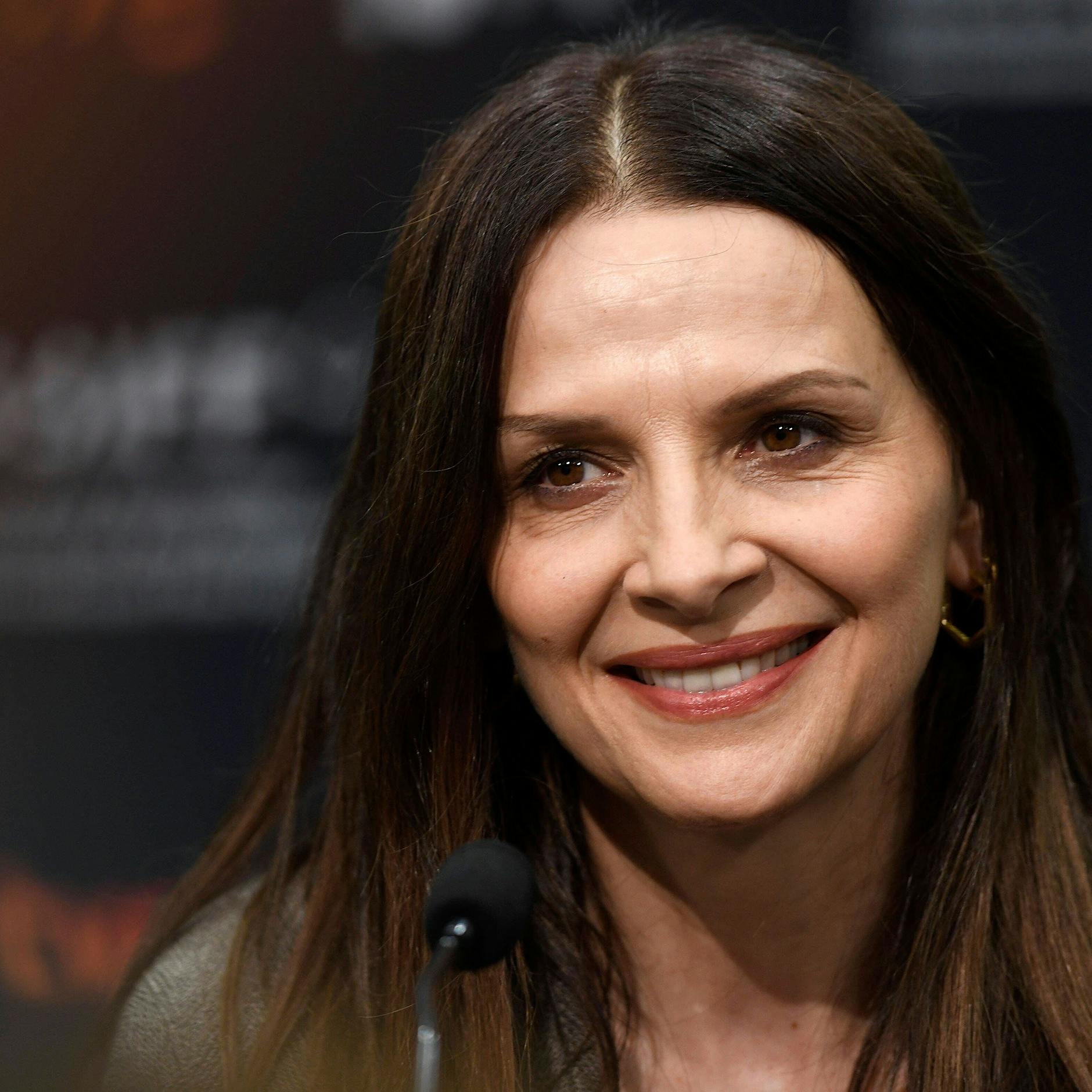 Video: Französische Stars schneiden sich aus Solidarität mit Iranerinnen Haare ab