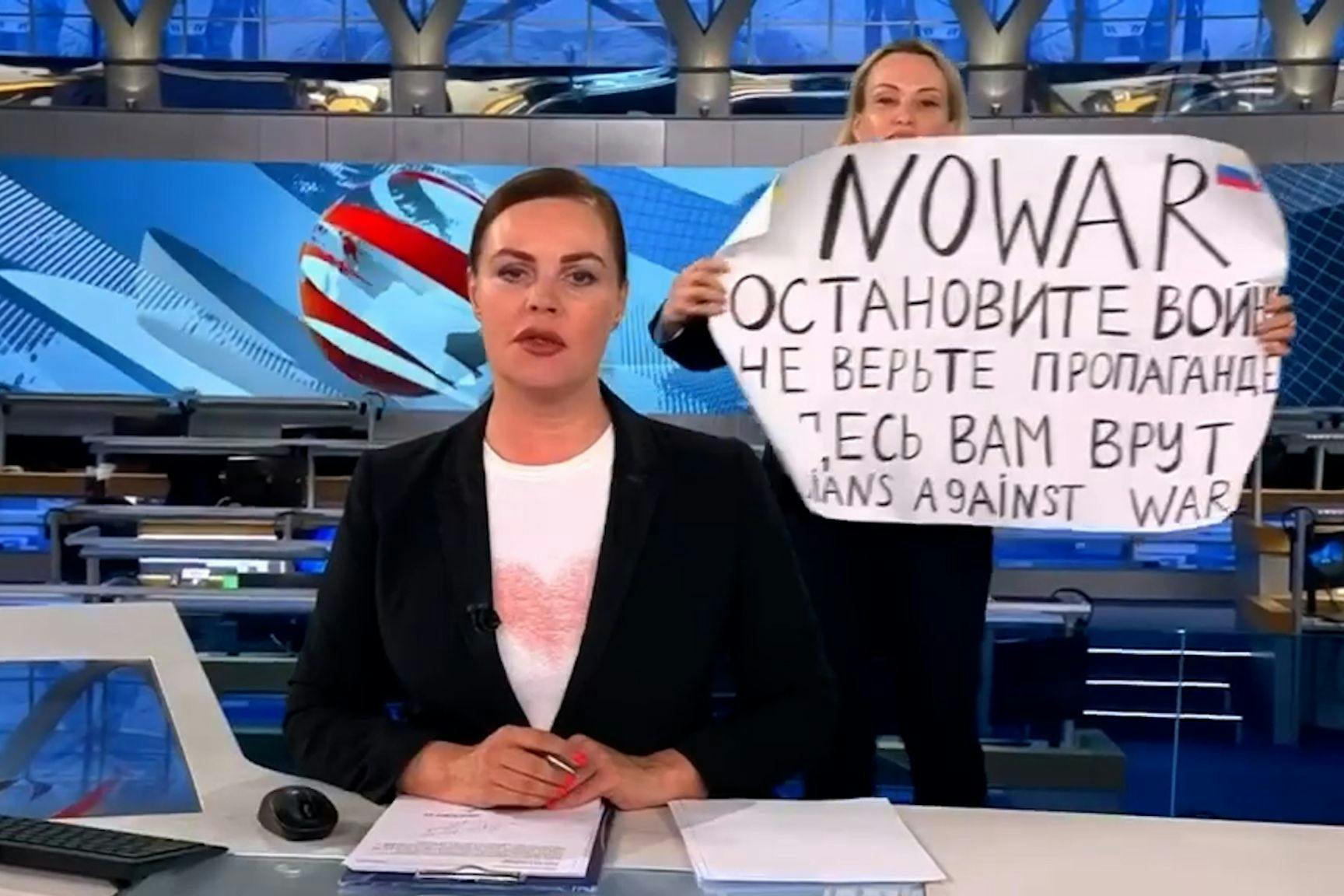 Im März lief Marina Owsjannikowa während der abendlichen Hauptnachrichtensendung des russischen Staatsfernsehen hinter der Moderatorin mit einem Protestplakat ins Bild.