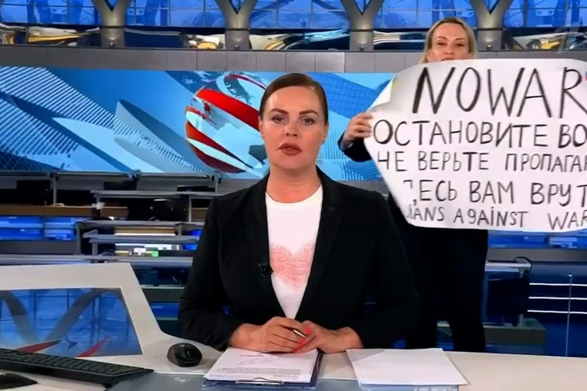 Die berühmte Plakataktion von Marina Owsjannikowa während der abendlichen Hauptnachrichtensendung des russischen Staatsfernsehens.
